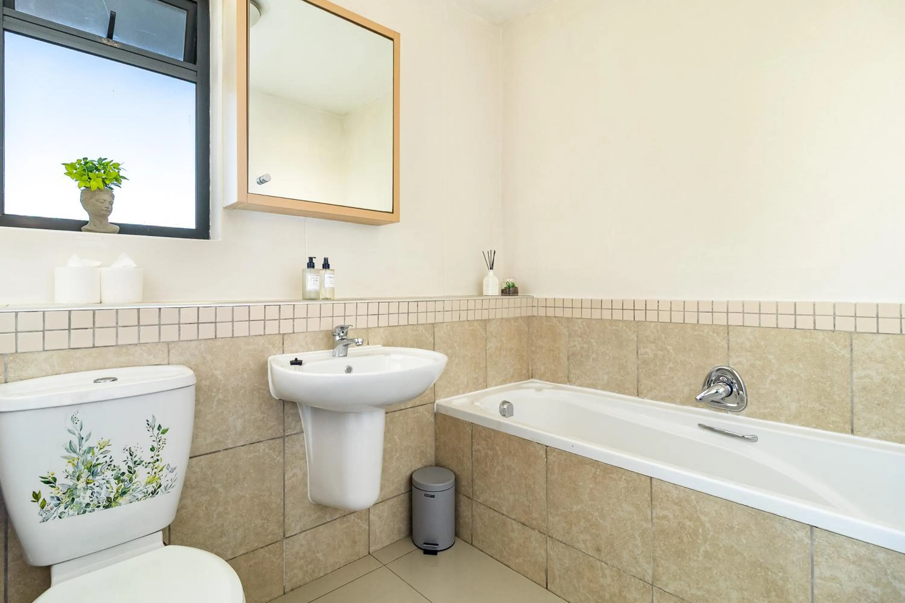 Toilet in Citystay Apartments Century City
