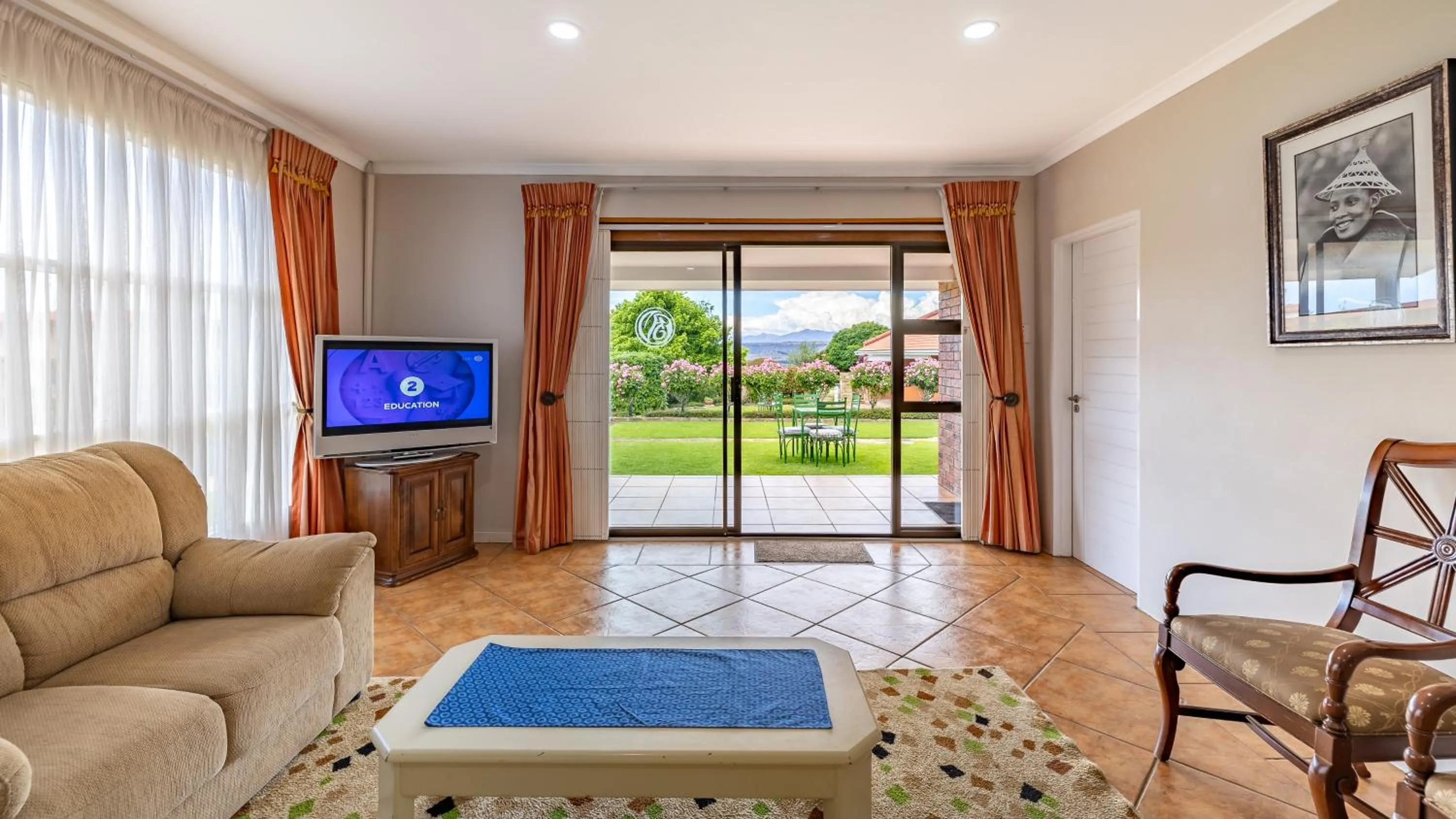 Communal lounge/ TV room in Botleng Guest House