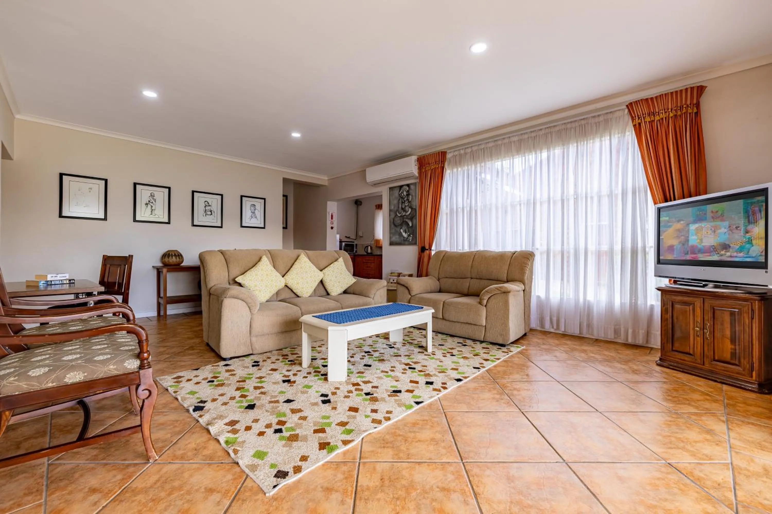 Communal lounge/ TV room in Botleng Guest House