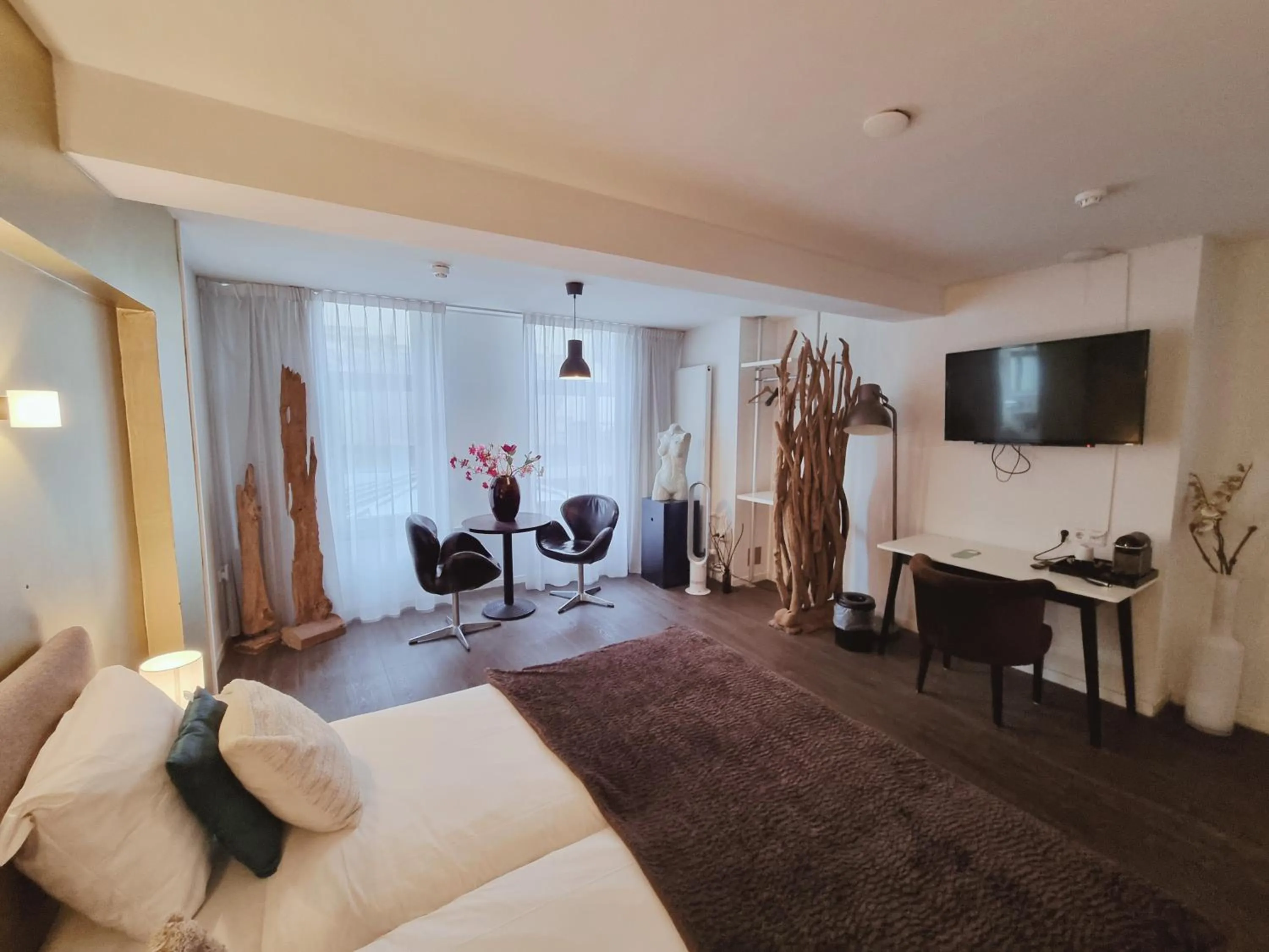 Photo of the whole room, Bed in Saillant Hotel Maastricht City Centre - Auping Hotel Partner