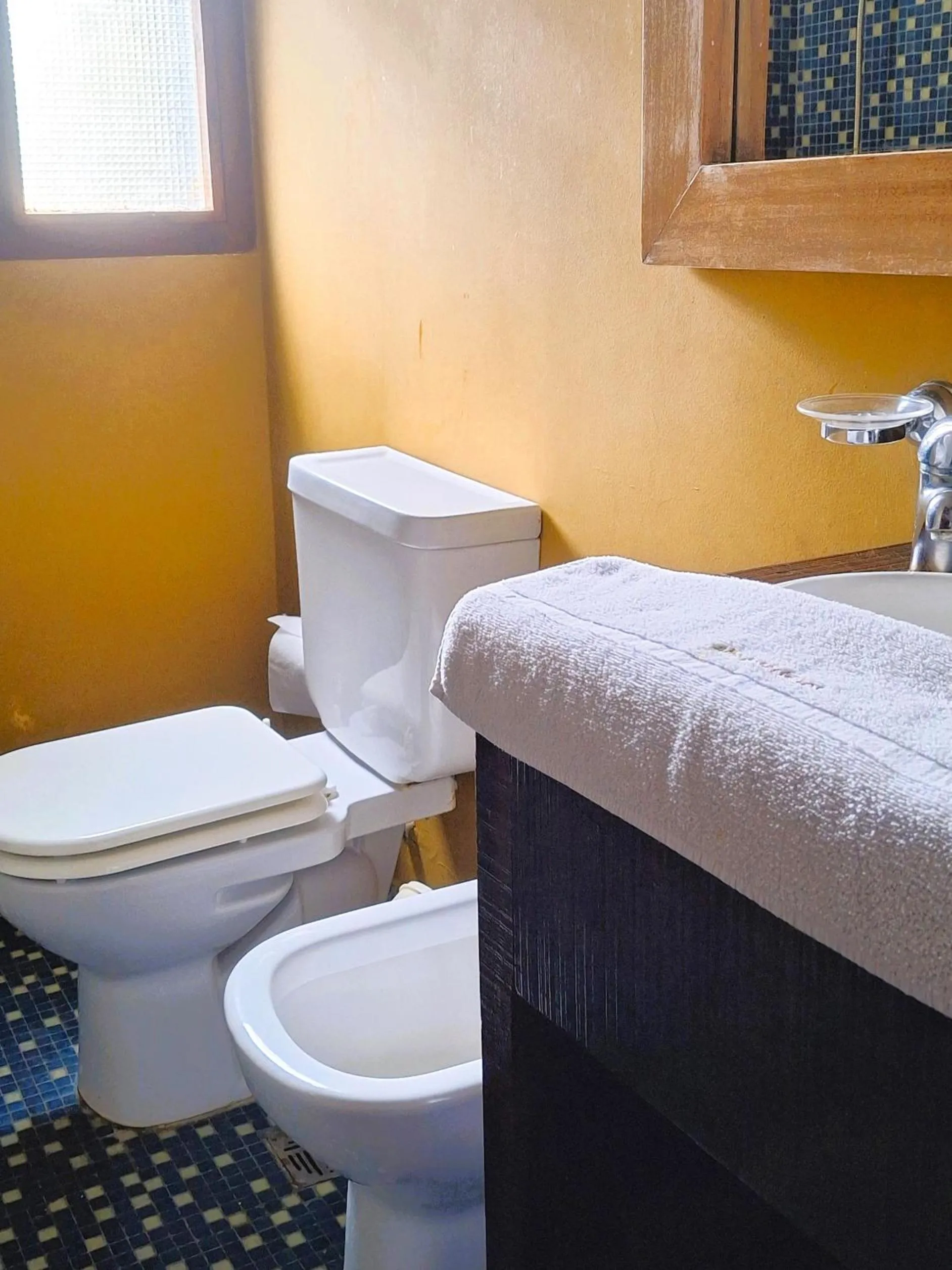 Toilet in Altos Medanos Cabañas & Club de Bosque