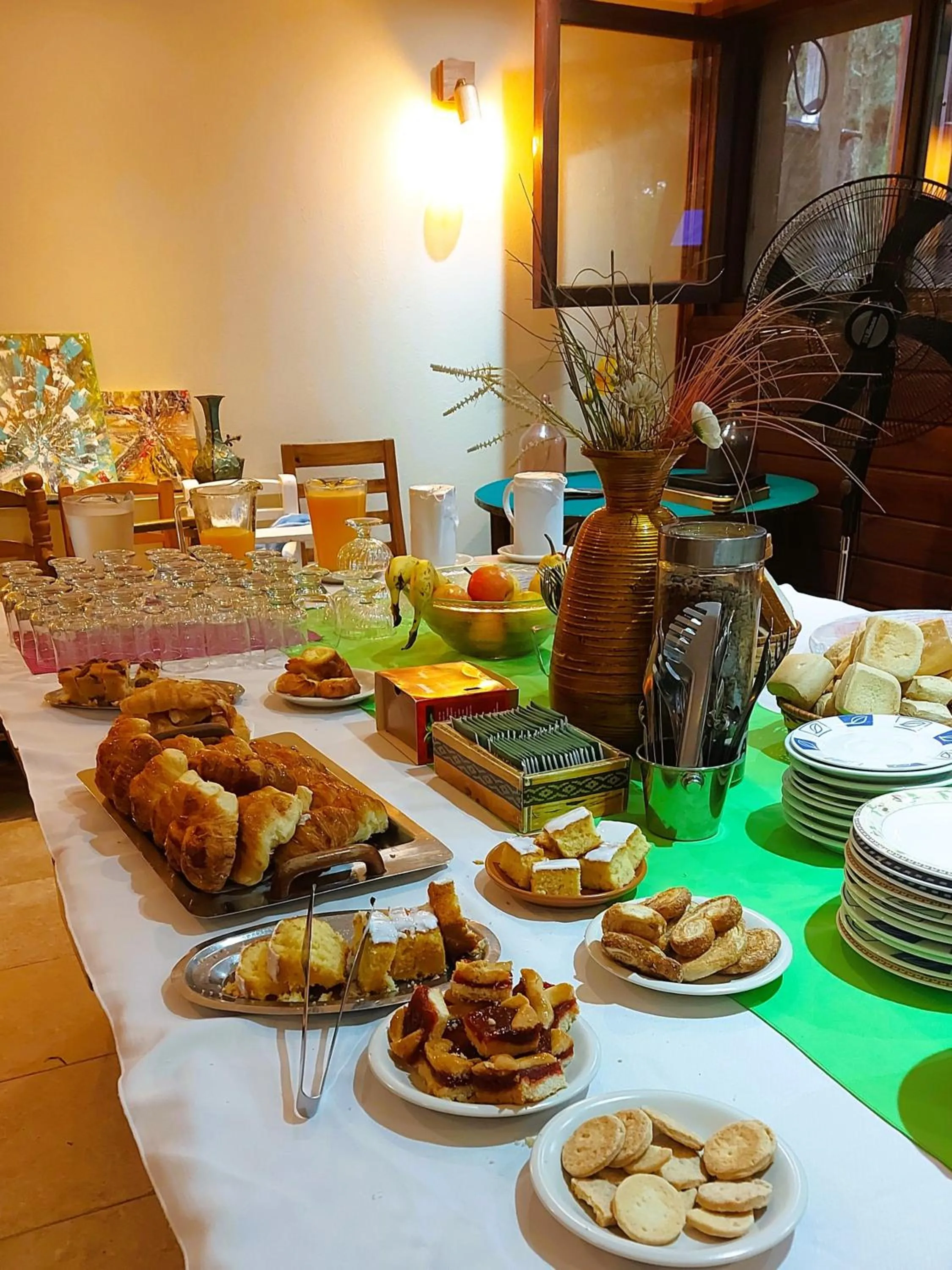 Buffet breakfast in Altos Medanos Cabañas & Club de Bosque