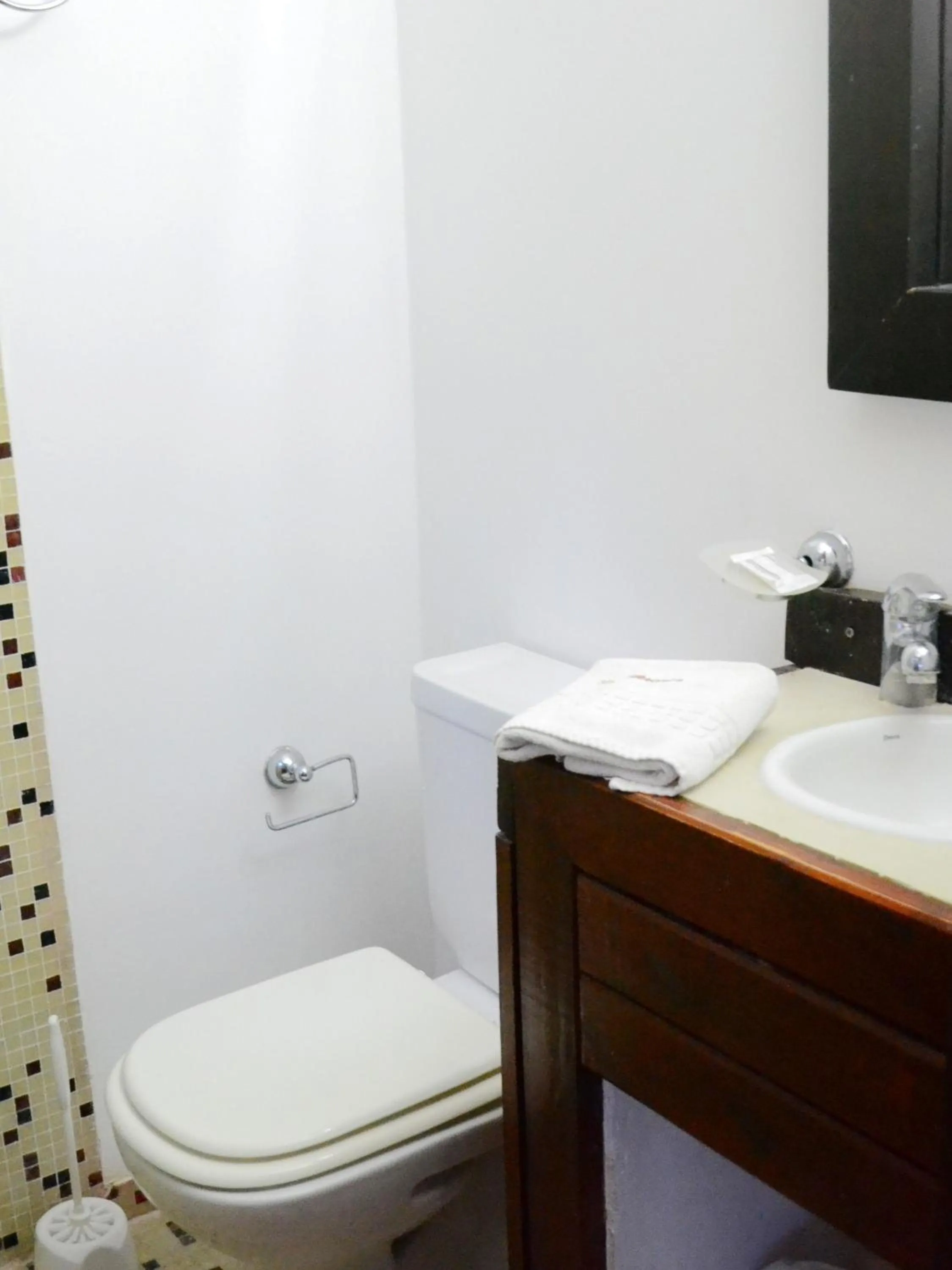 Toilet in Altos Medanos Cabañas & Club de Bosque