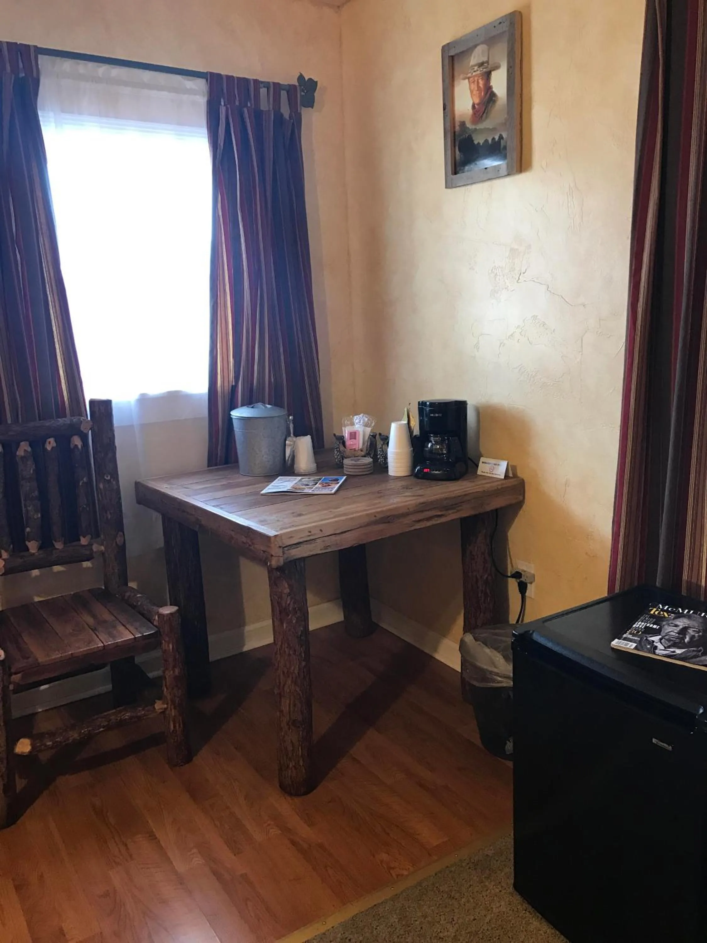 Coffee/tea facilities in Hotel Kitsmiller on Main