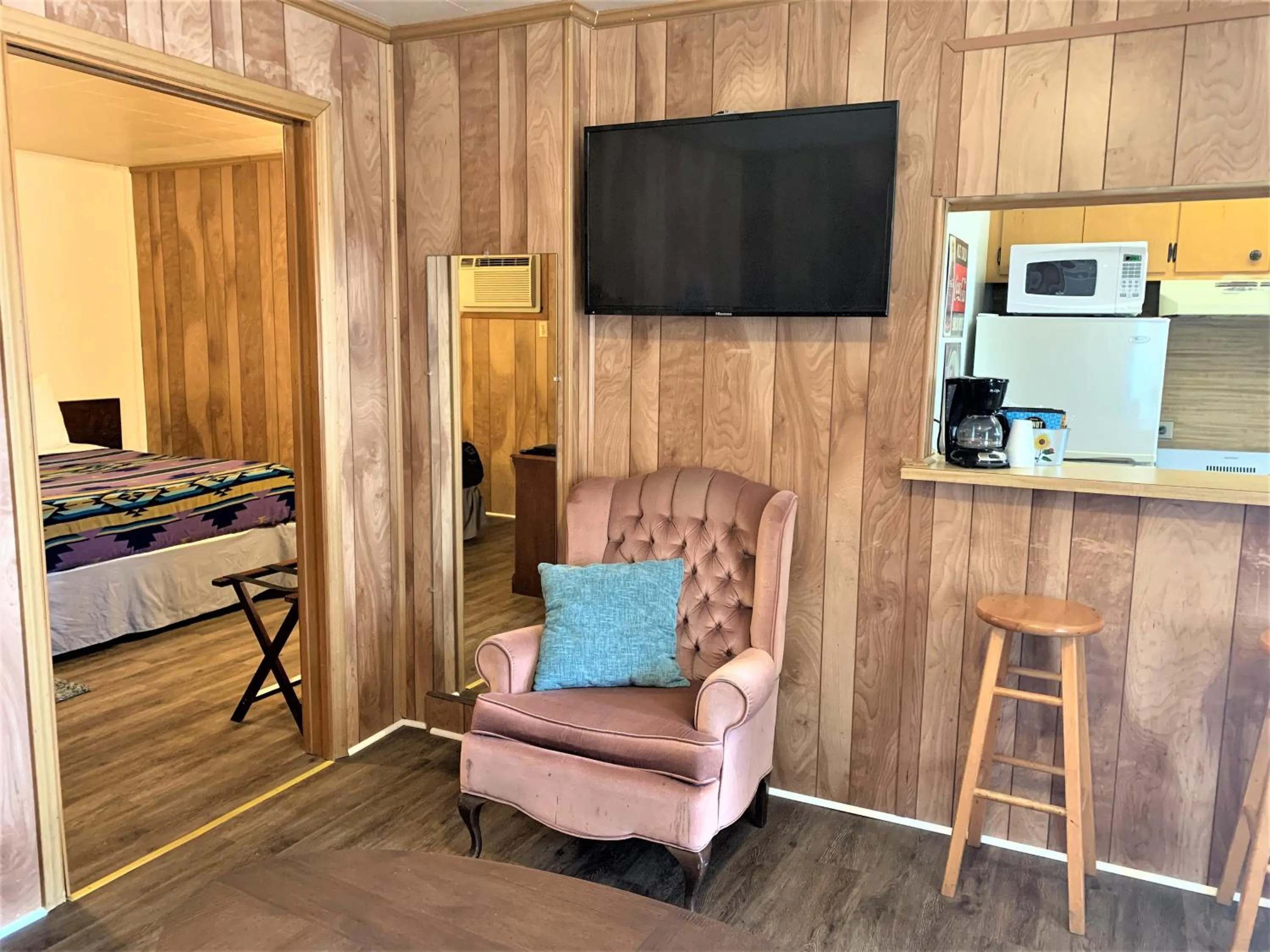 Living room in Hotel Kitsmiller on Main