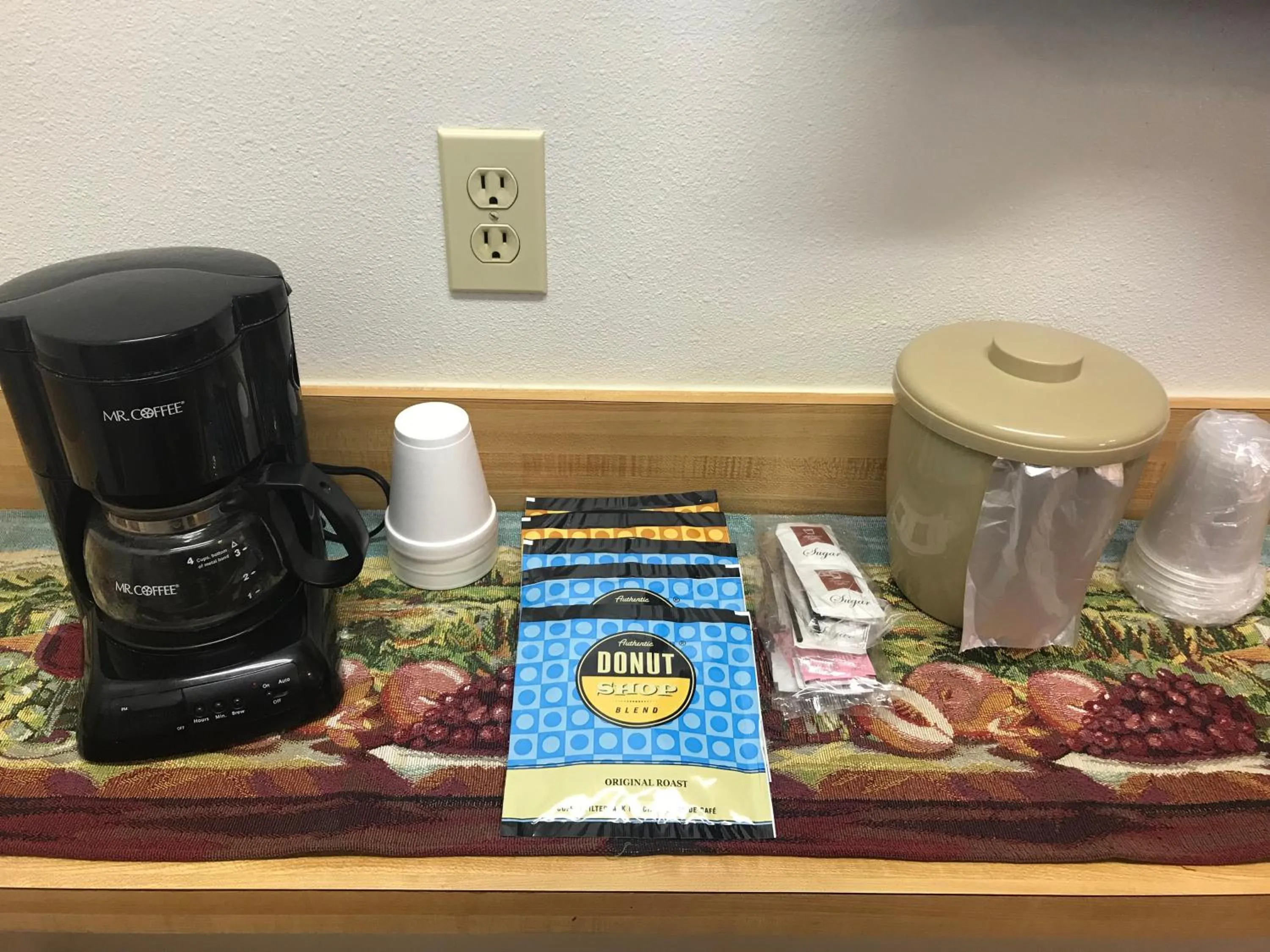 Coffee/tea facilities in Hotel Kitsmiller on Main