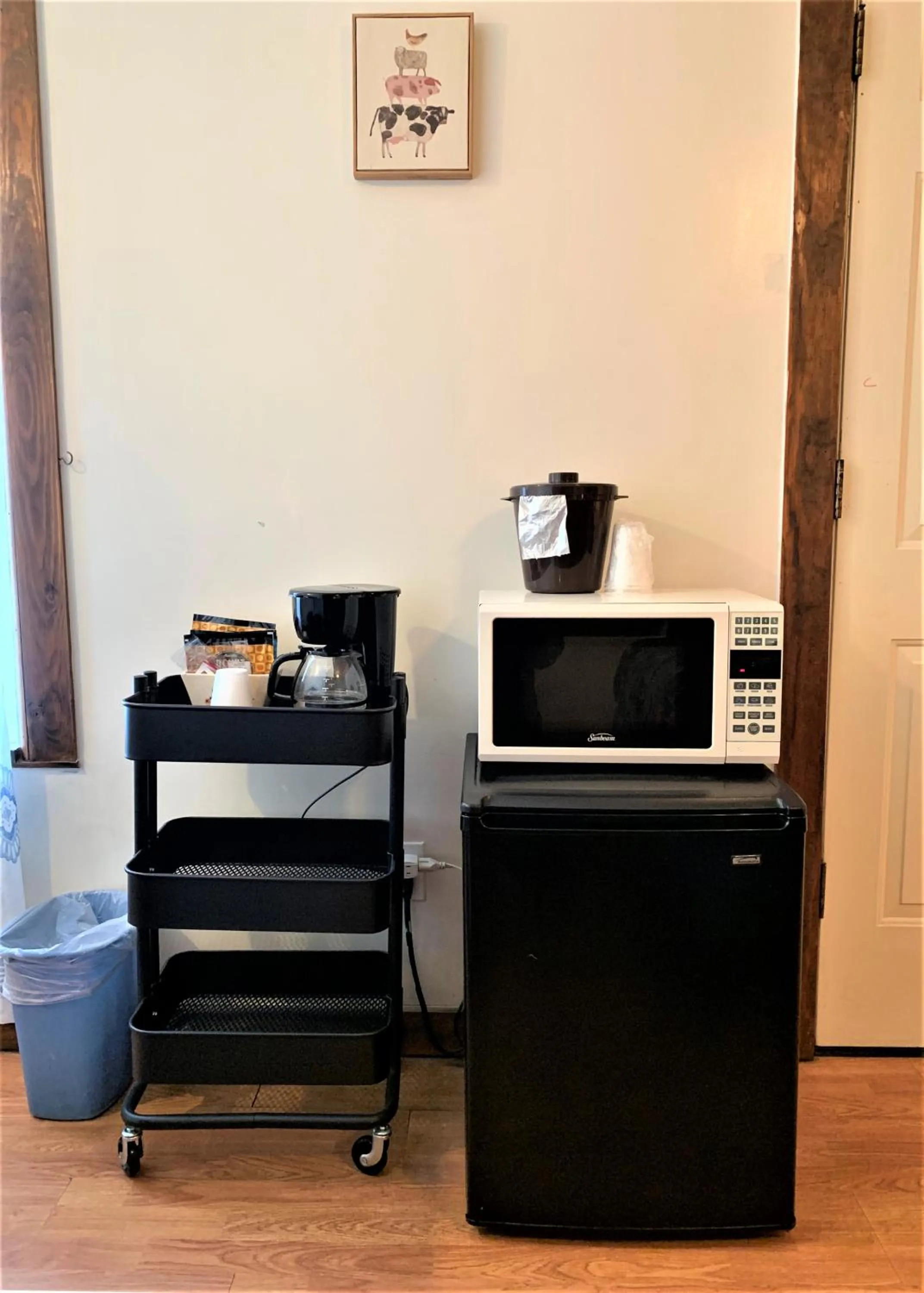 Coffee/tea facilities in Hotel Kitsmiller on Main