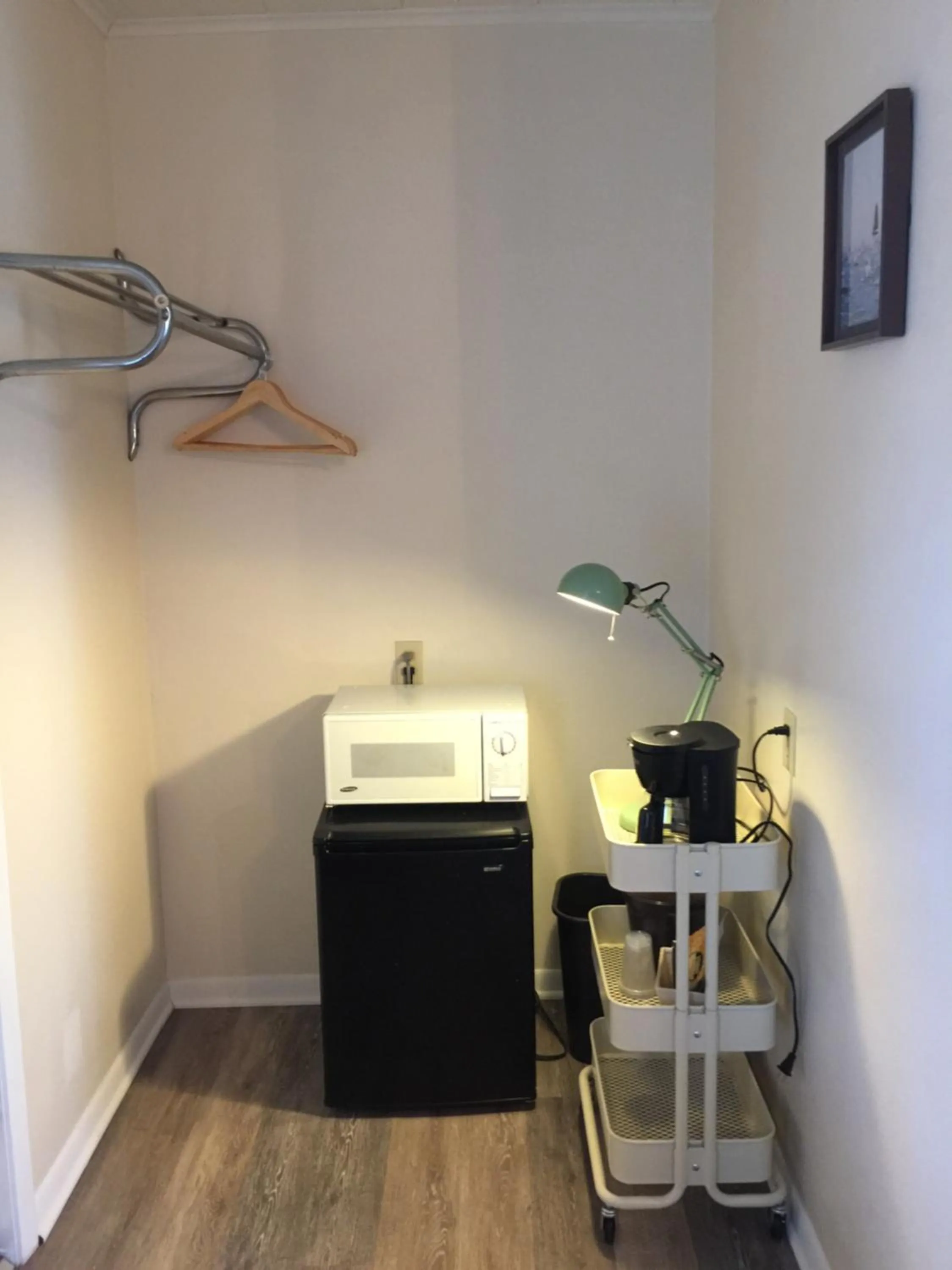 Coffee/tea facilities in Hotel Kitsmiller on Main