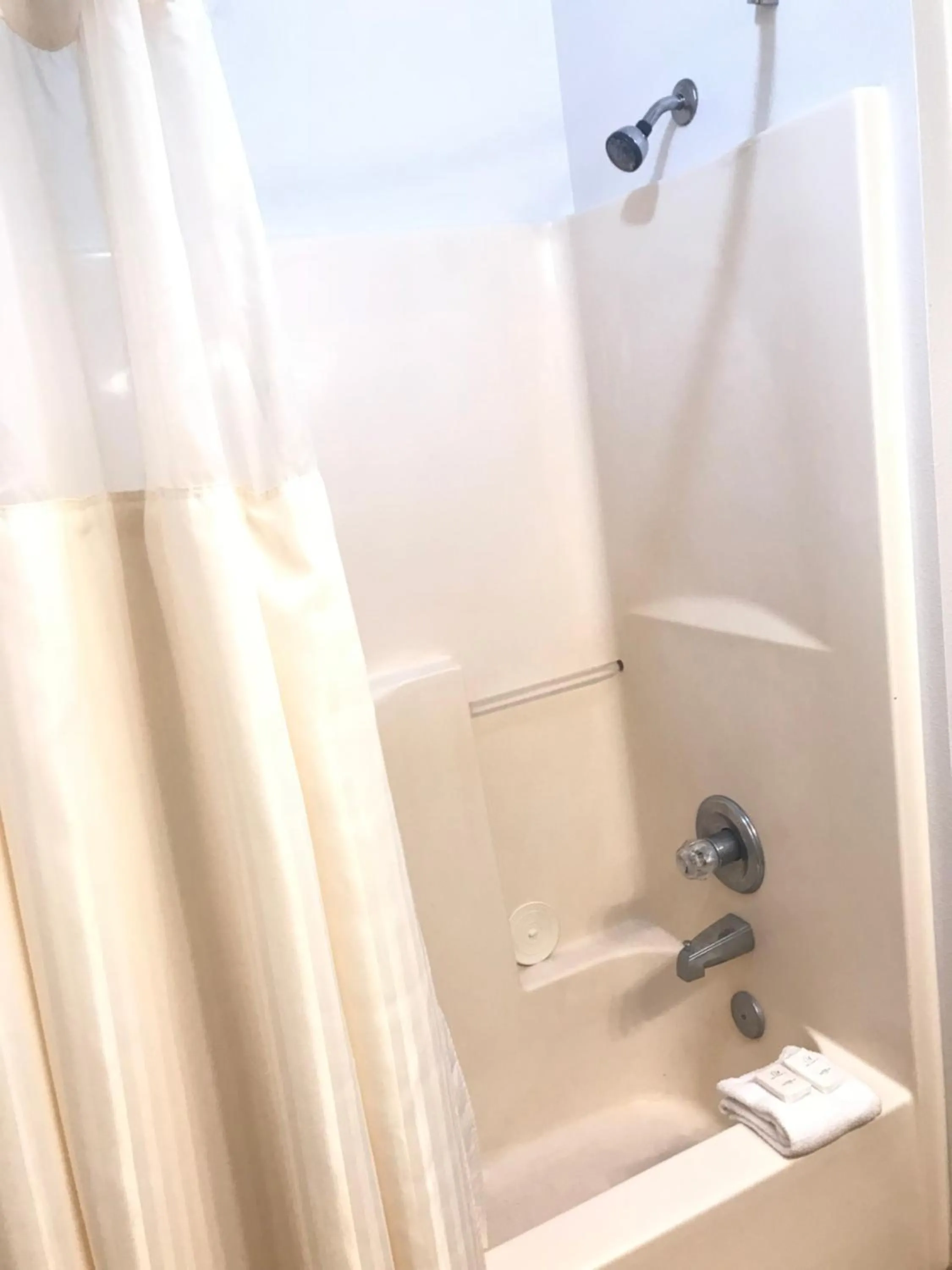 Shower in Hotel Kitsmiller on Main