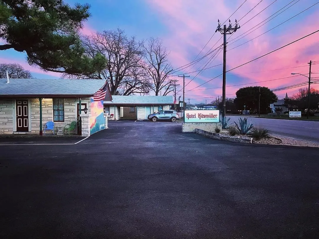 Facade/entrance in Hotel Kitsmiller on Main