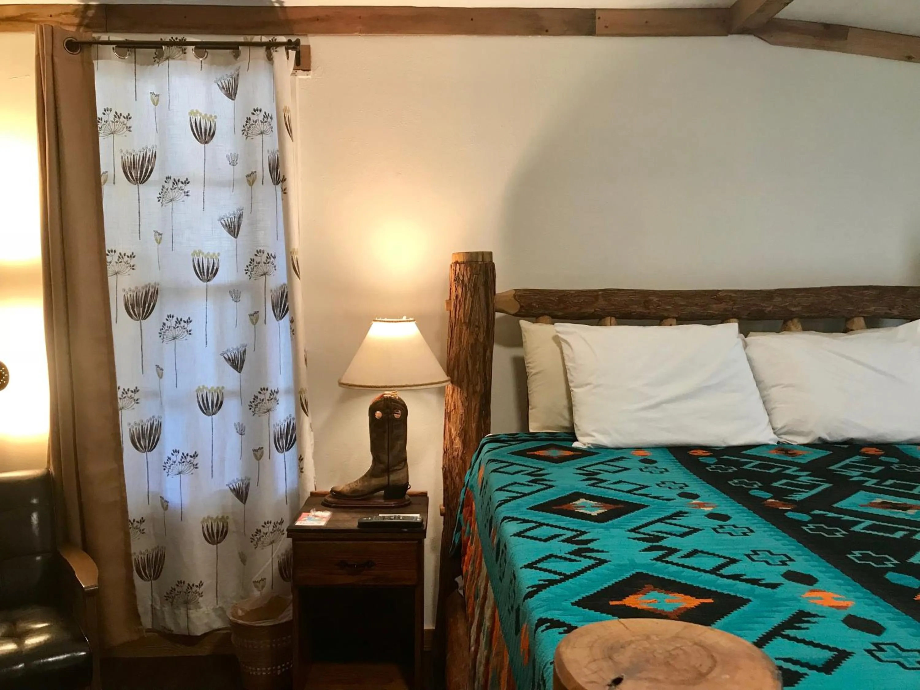 Bed in Hotel Kitsmiller on Main