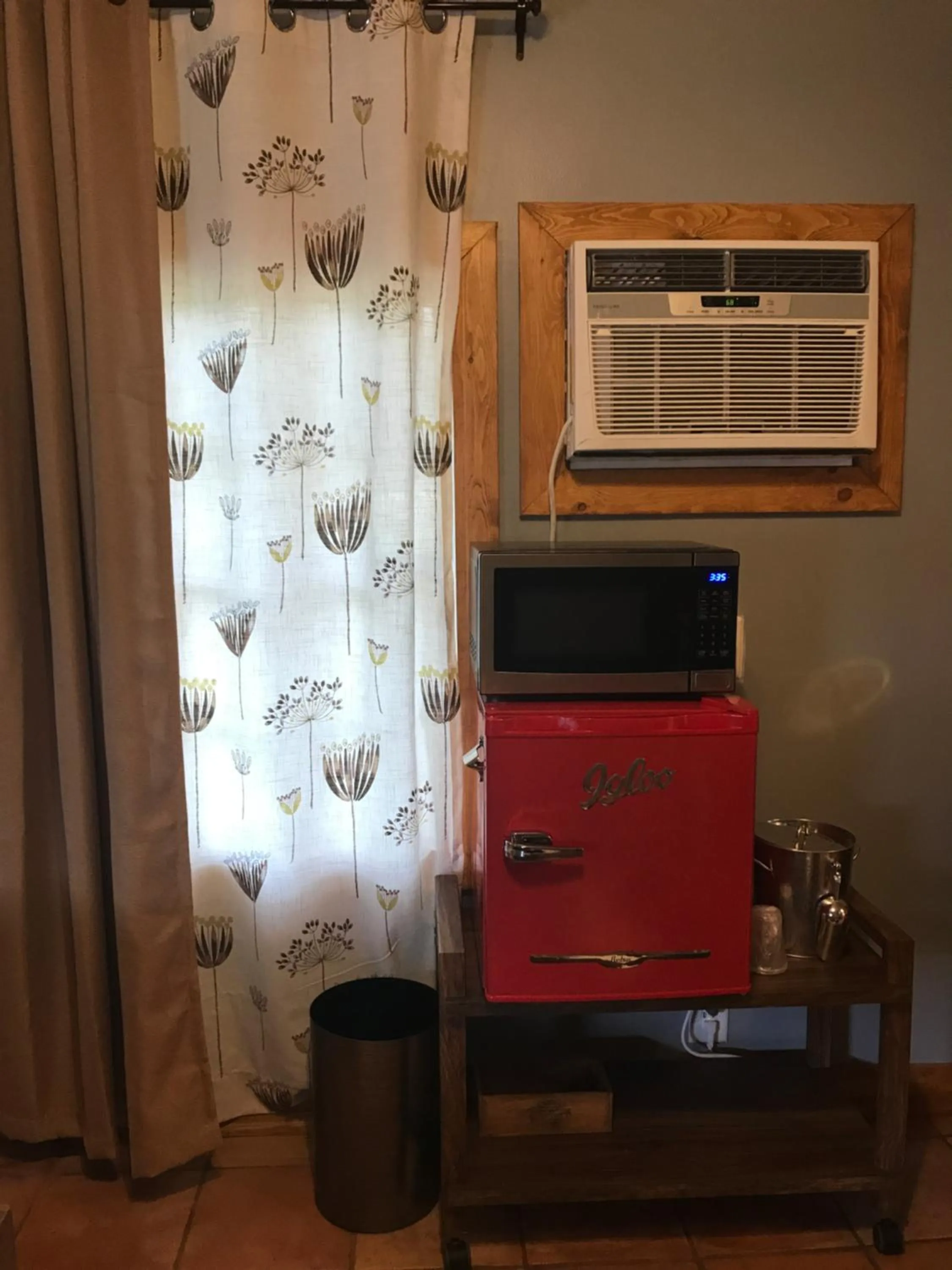 Coffee/tea facilities in Hotel Kitsmiller on Main