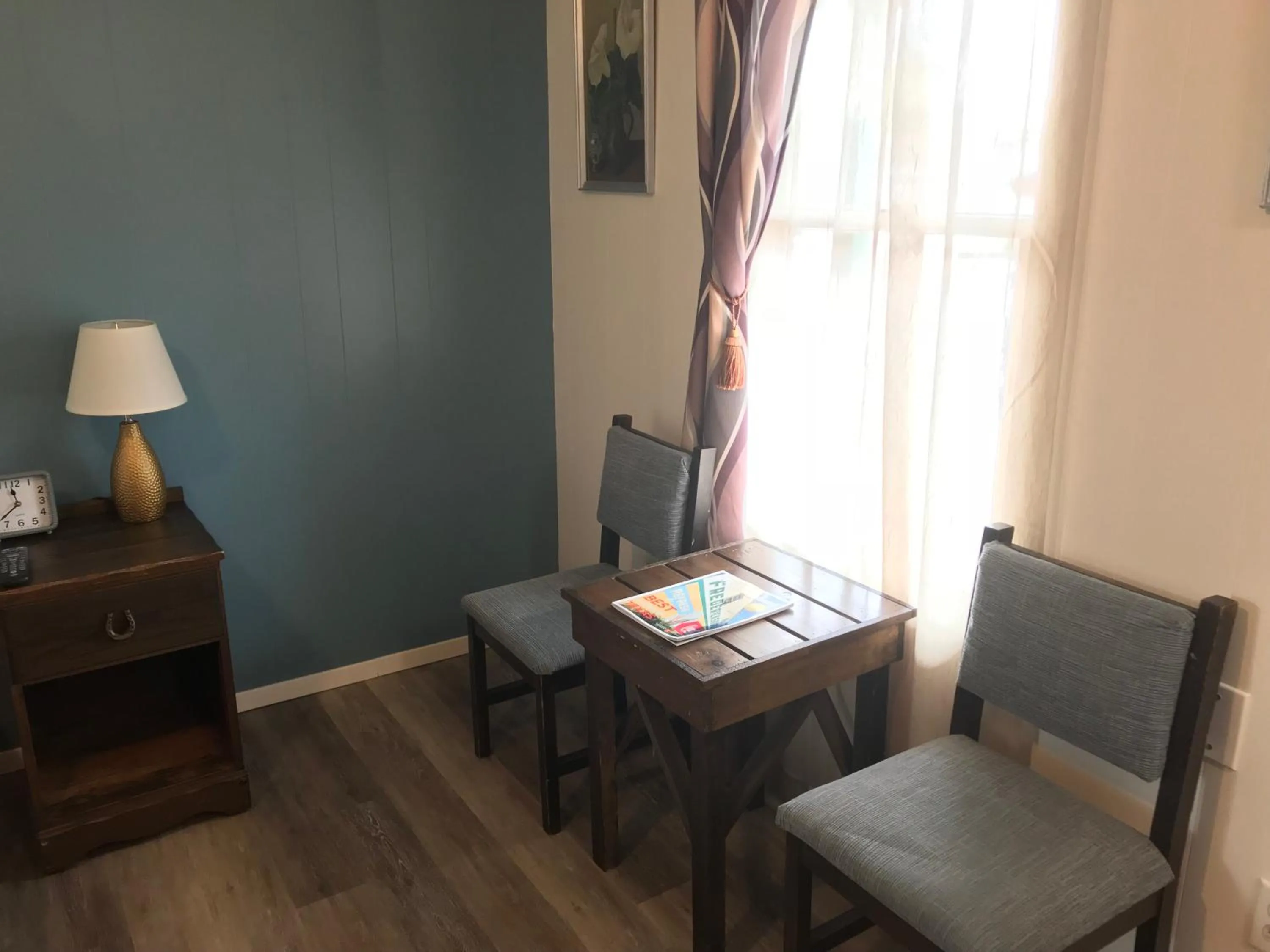 Seating area in Hotel Kitsmiller on Main