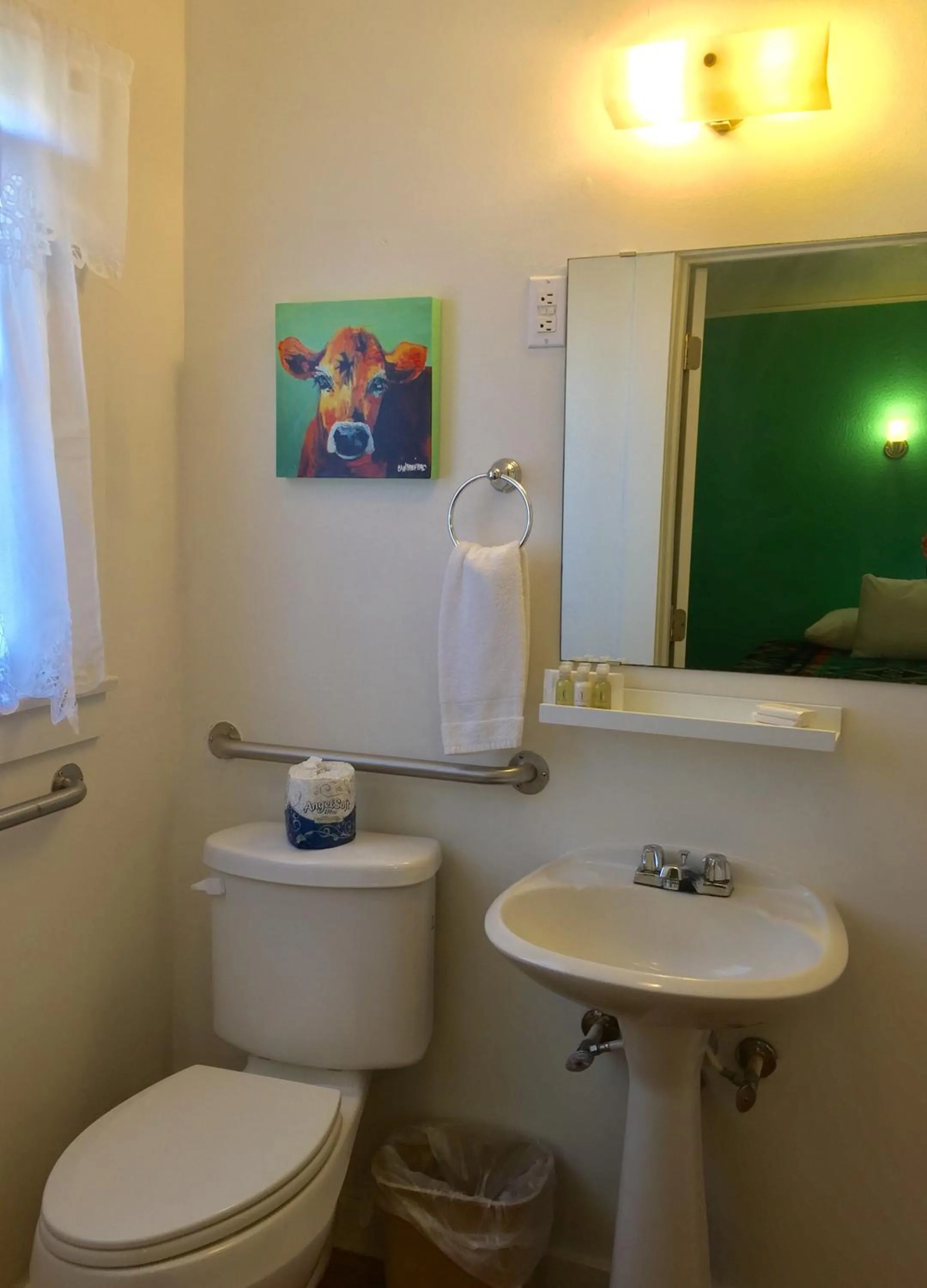 Bathroom in Hotel Kitsmiller on Main