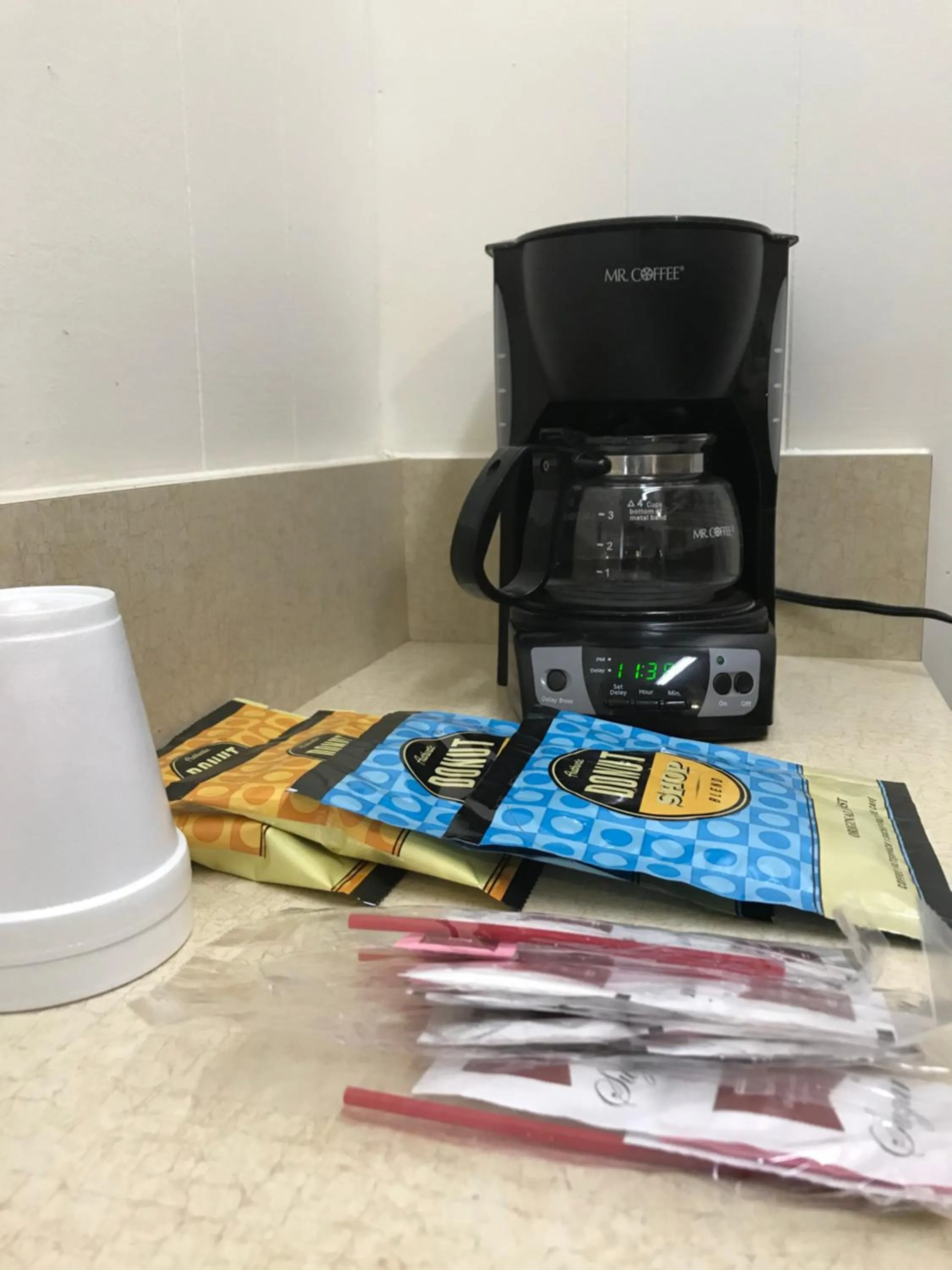 Coffee/tea facilities in Hotel Kitsmiller on Main