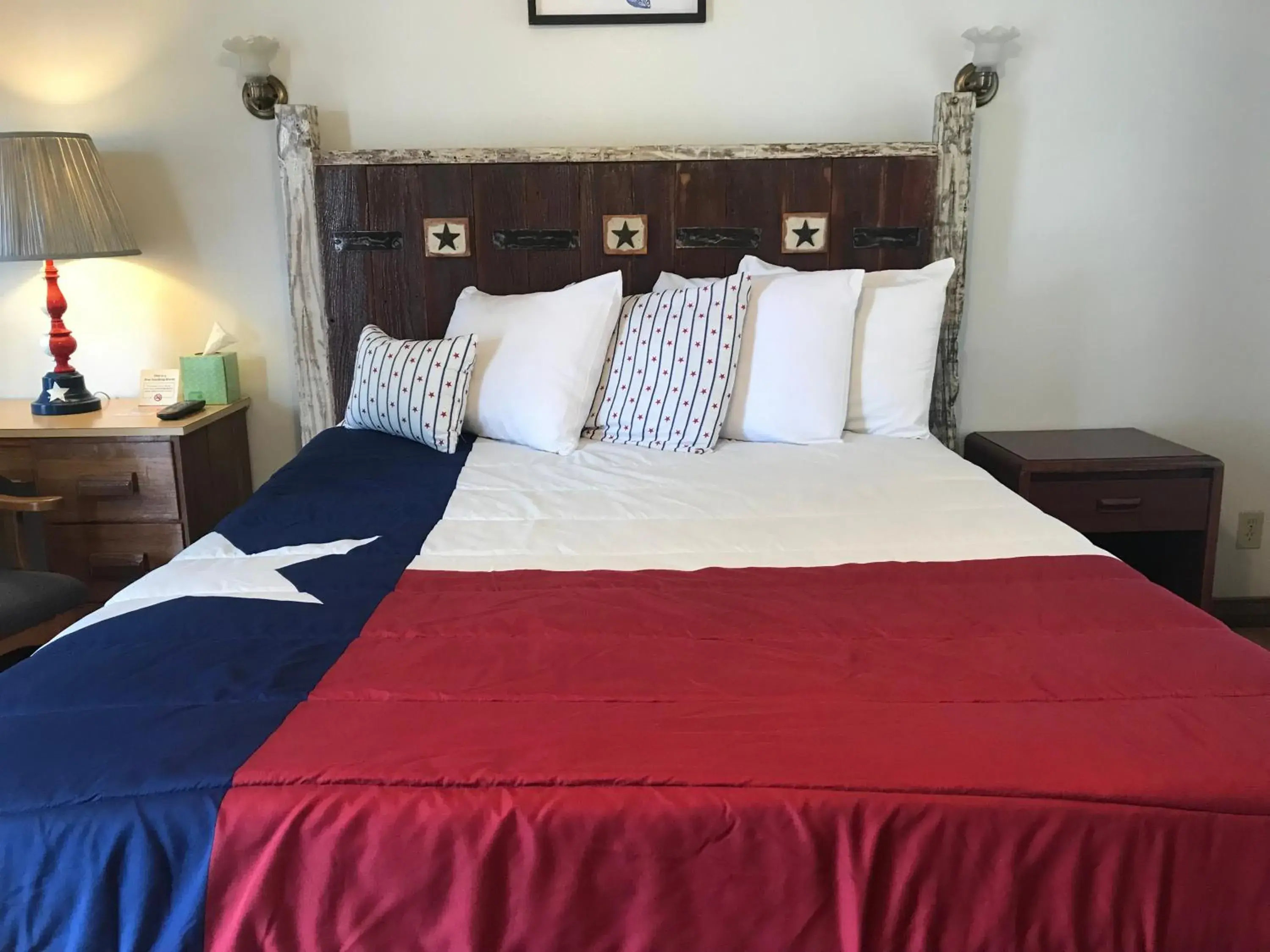 Deluxe Queen Room with Kitchenette in Hotel Kitsmiller on Main Deluxe Queen Room with Kitchenette in Hotel Kitsmiller on Main