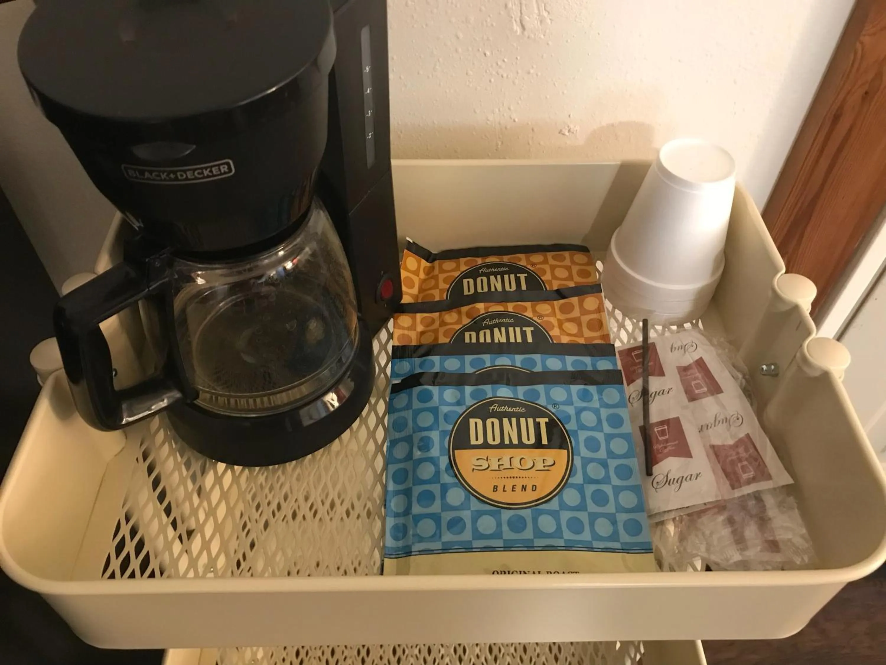 Coffee/tea facilities in Hotel Kitsmiller on Main