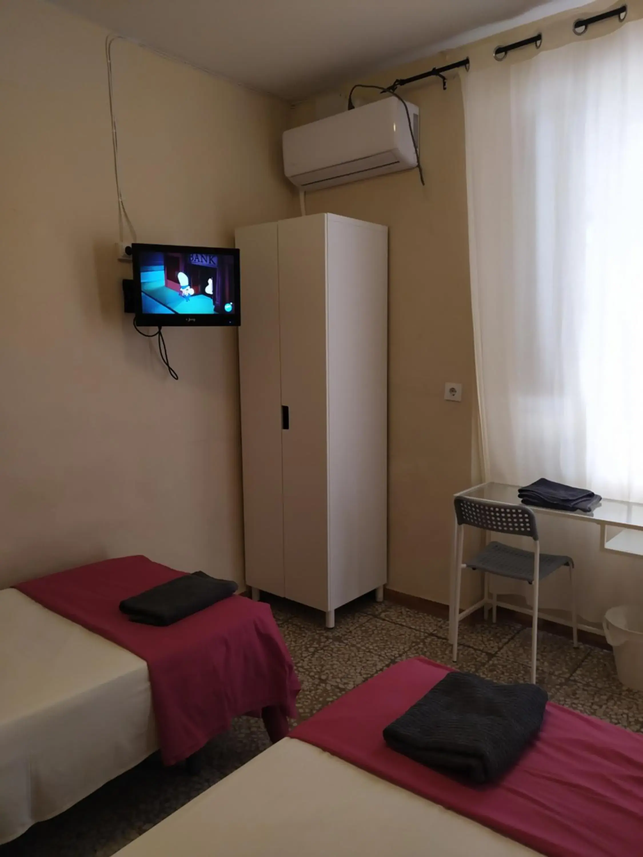 Twin Room with Shared Bathroom in Pension Azahar Twin Room with Shared Bathroom in Pension Azahar