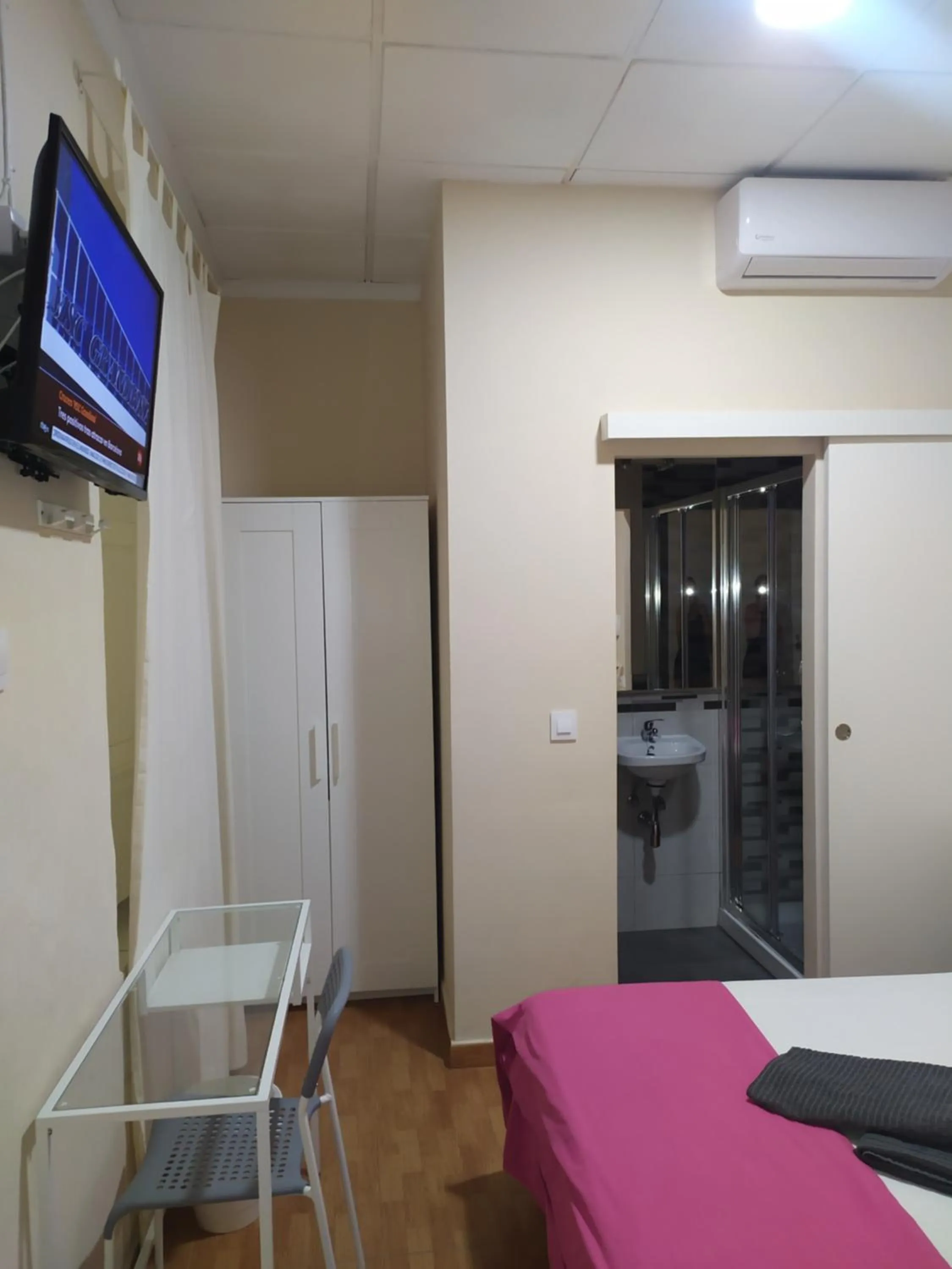 TV and multimedia, Bed in Pension Azahar