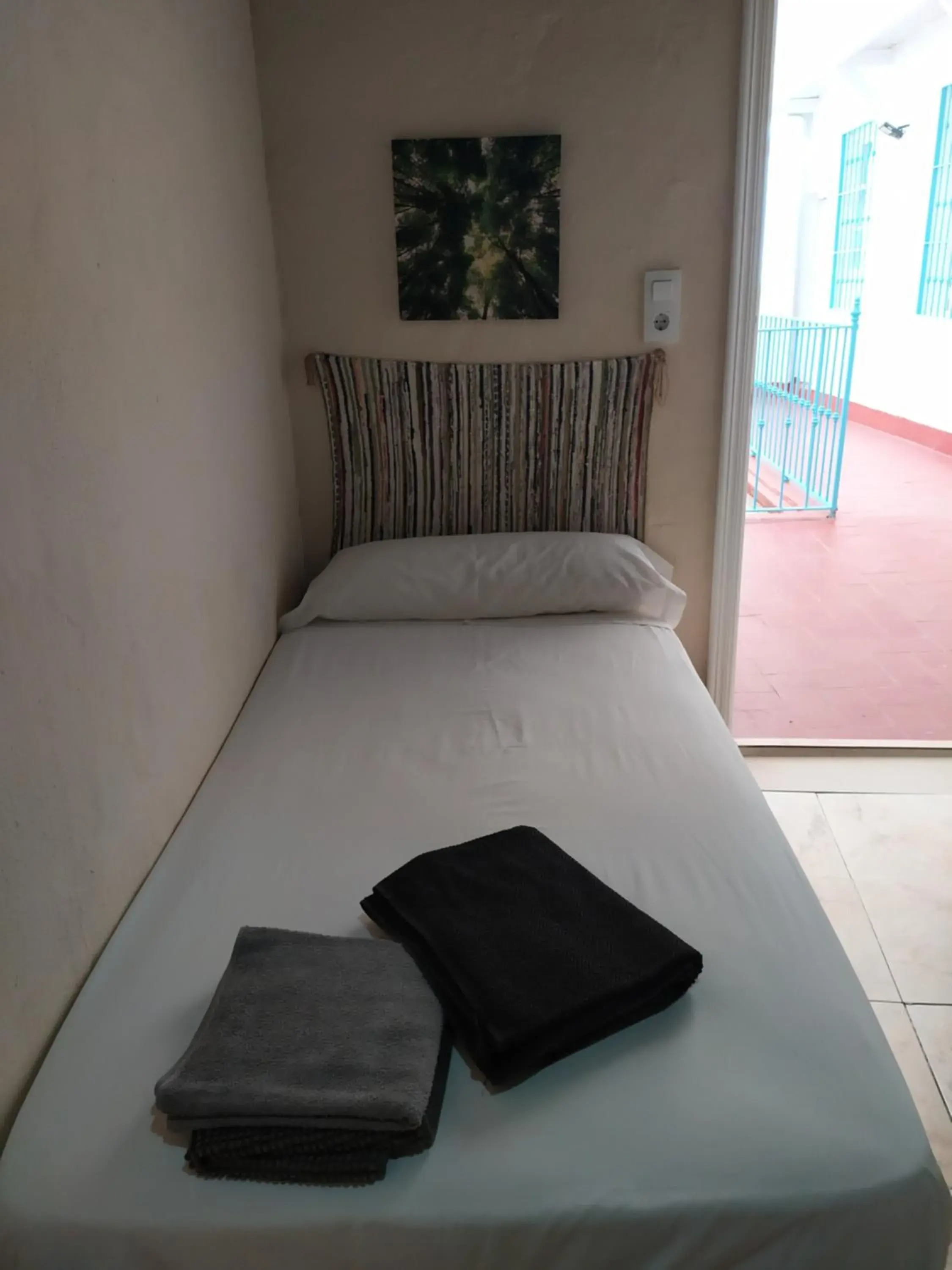 Standard Single Room with Shared Bathroom in Pension Azahar Standard Single Room with Shared Bathroom in Pension Azahar