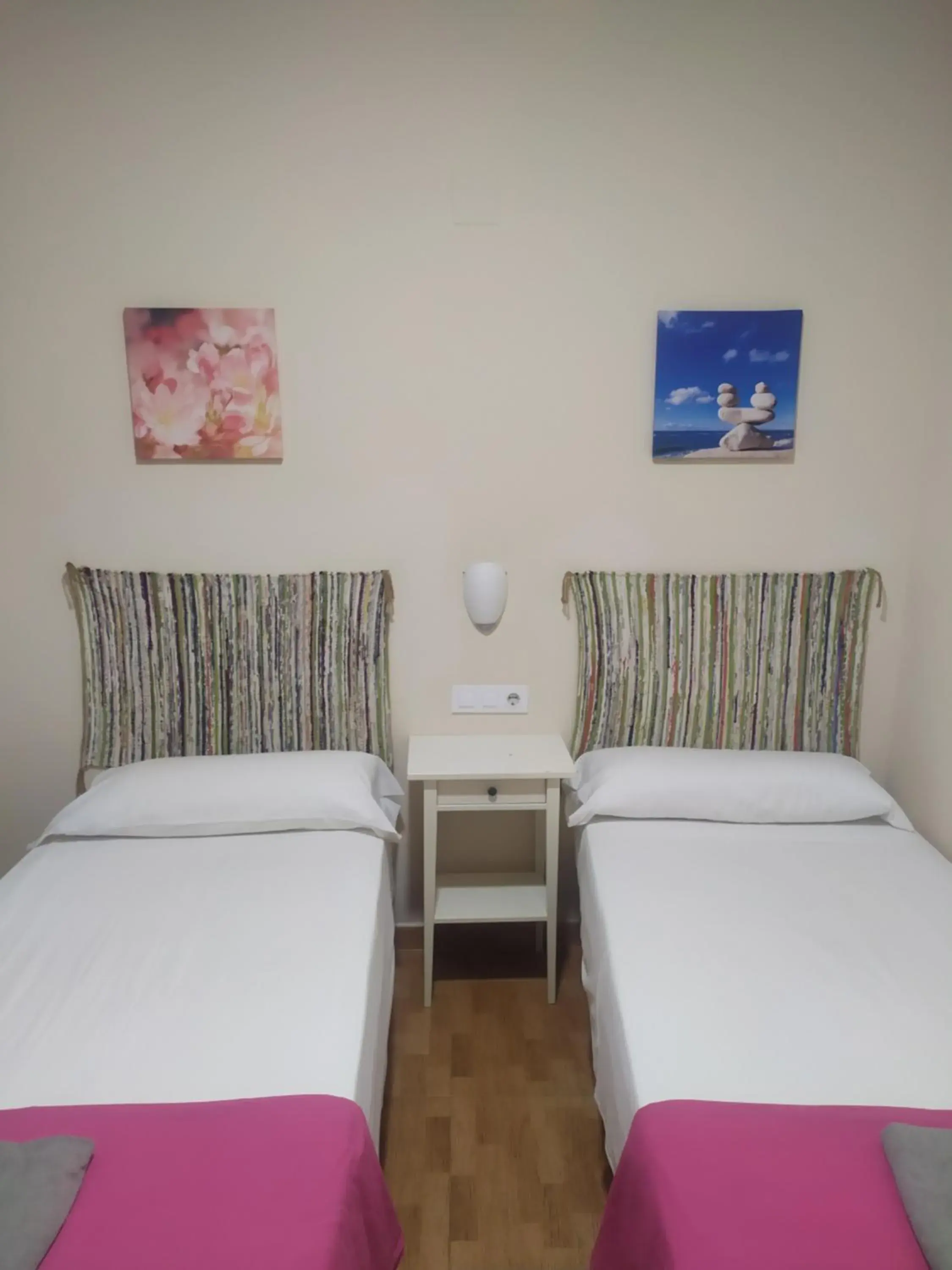 Twin Room with Private Bathroom in Pension Azahar Twin Room with Private Bathroom in Pension Azahar