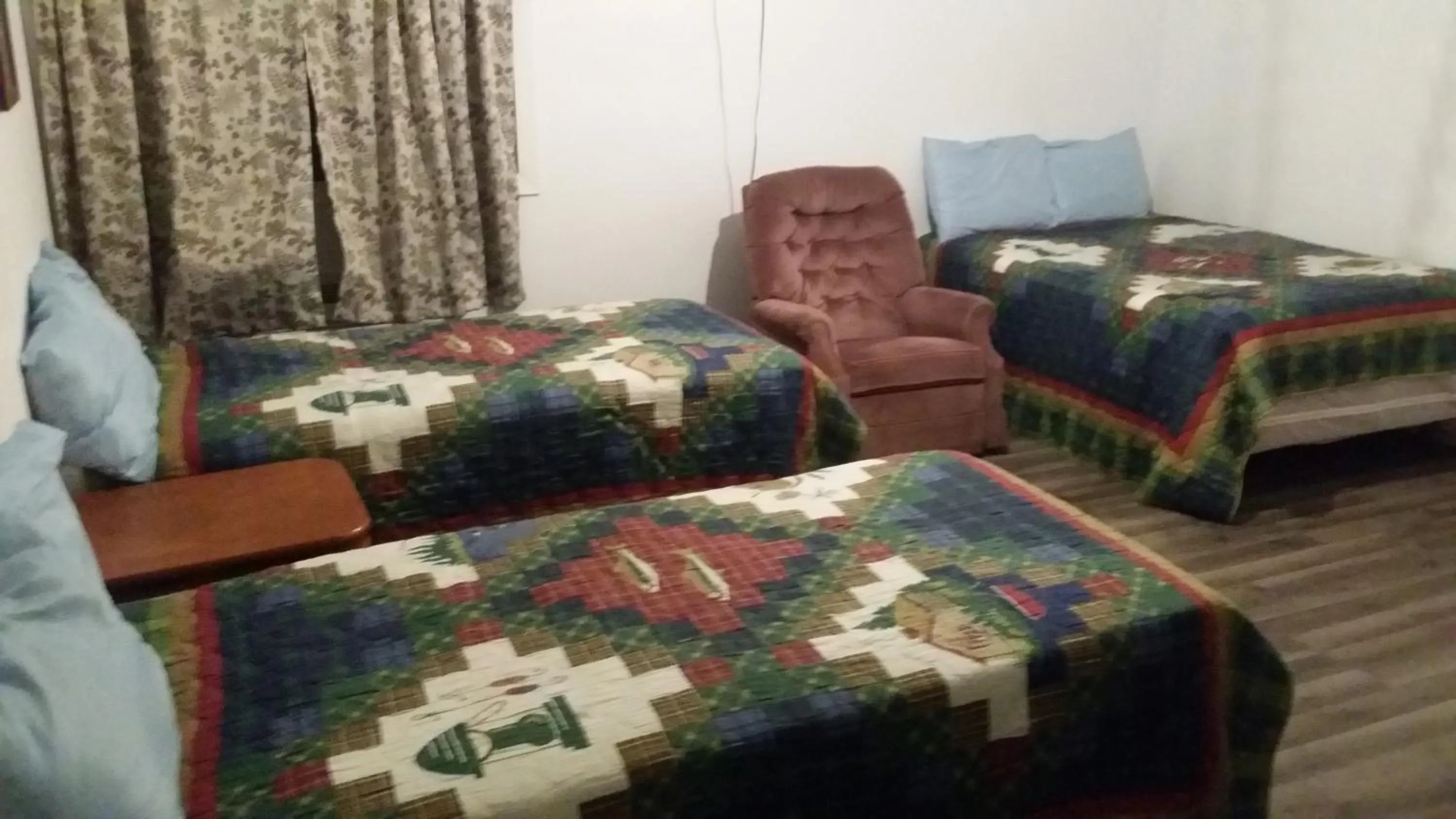 Photo of the whole room, Bed in Tarragon Motel