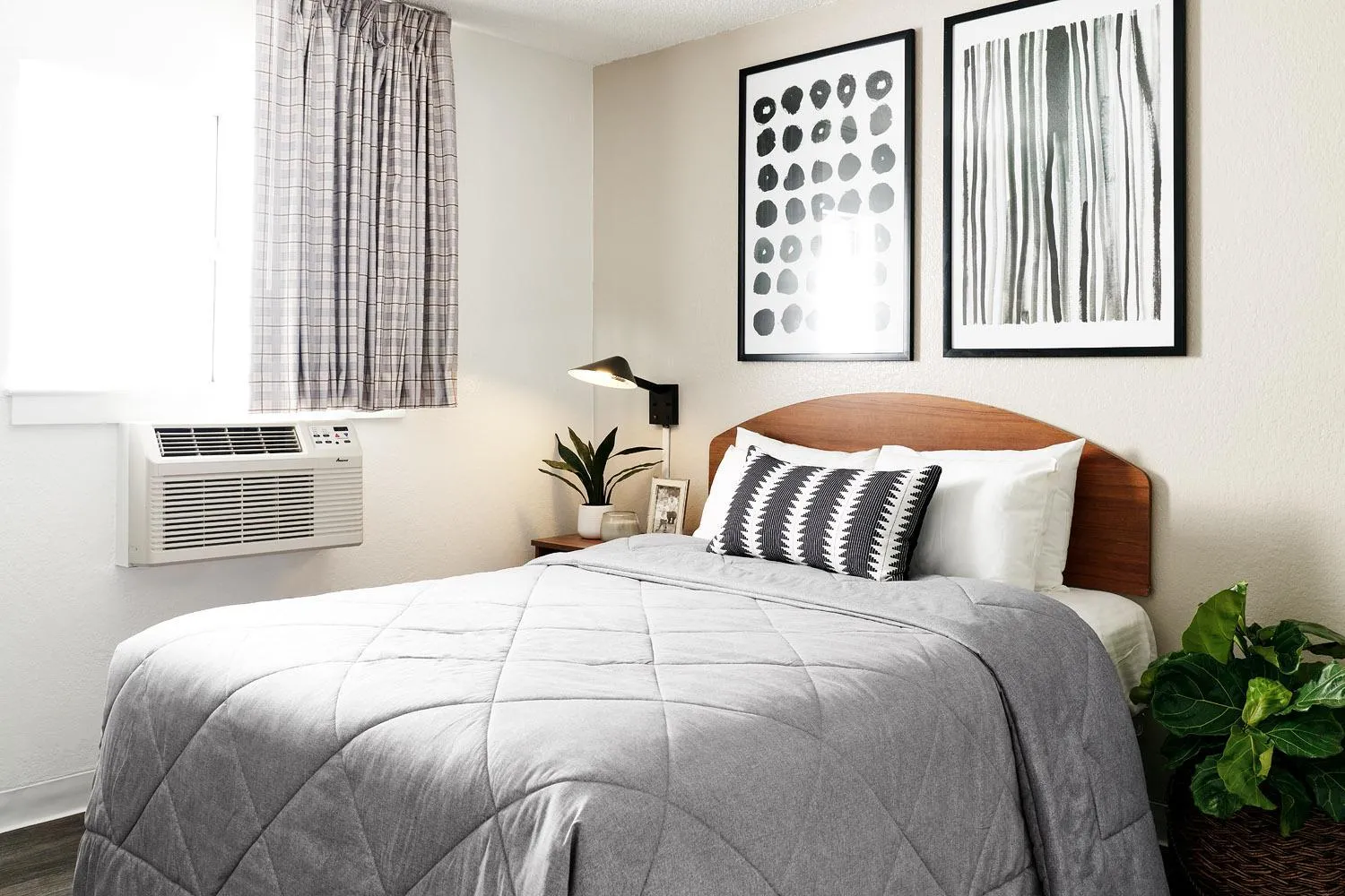 Bed in InTown Suites Extended Stay Atlanta GA - West Midtown