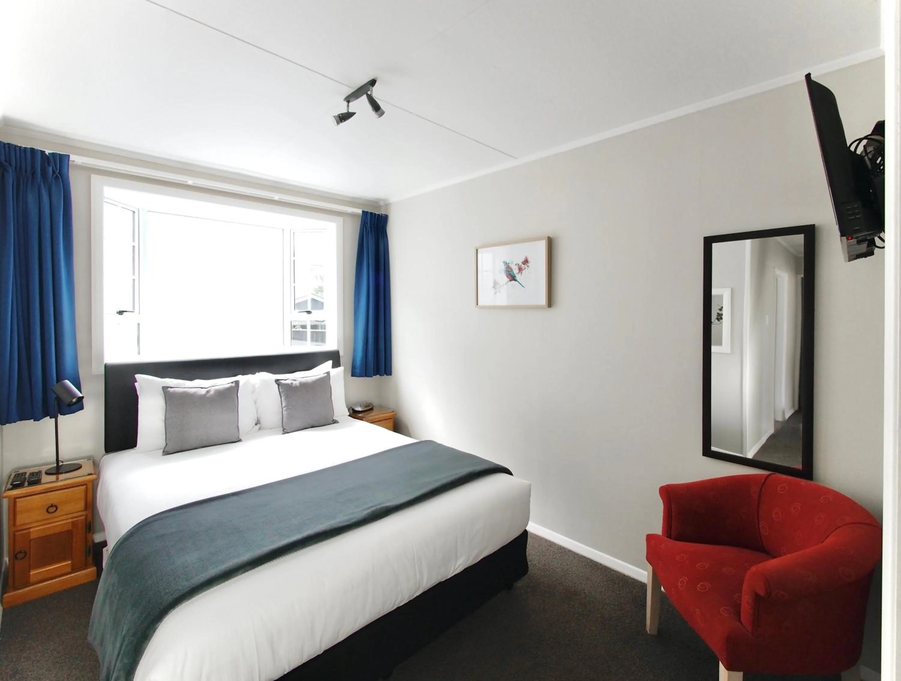 Bedroom, Bed in Riverlodge Motel