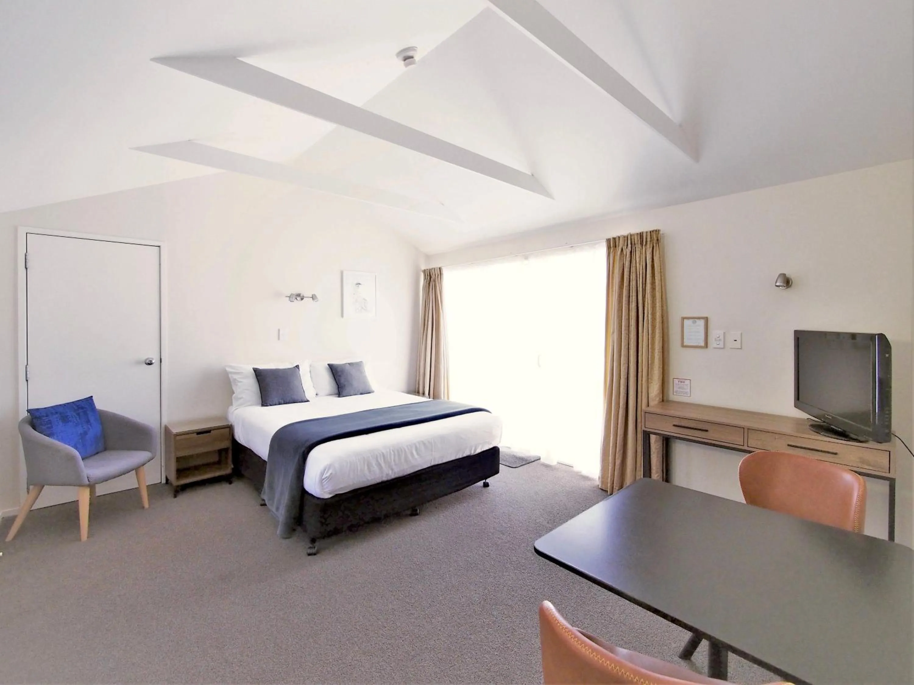 Photo of the whole room, Bed in Riverlodge Motel