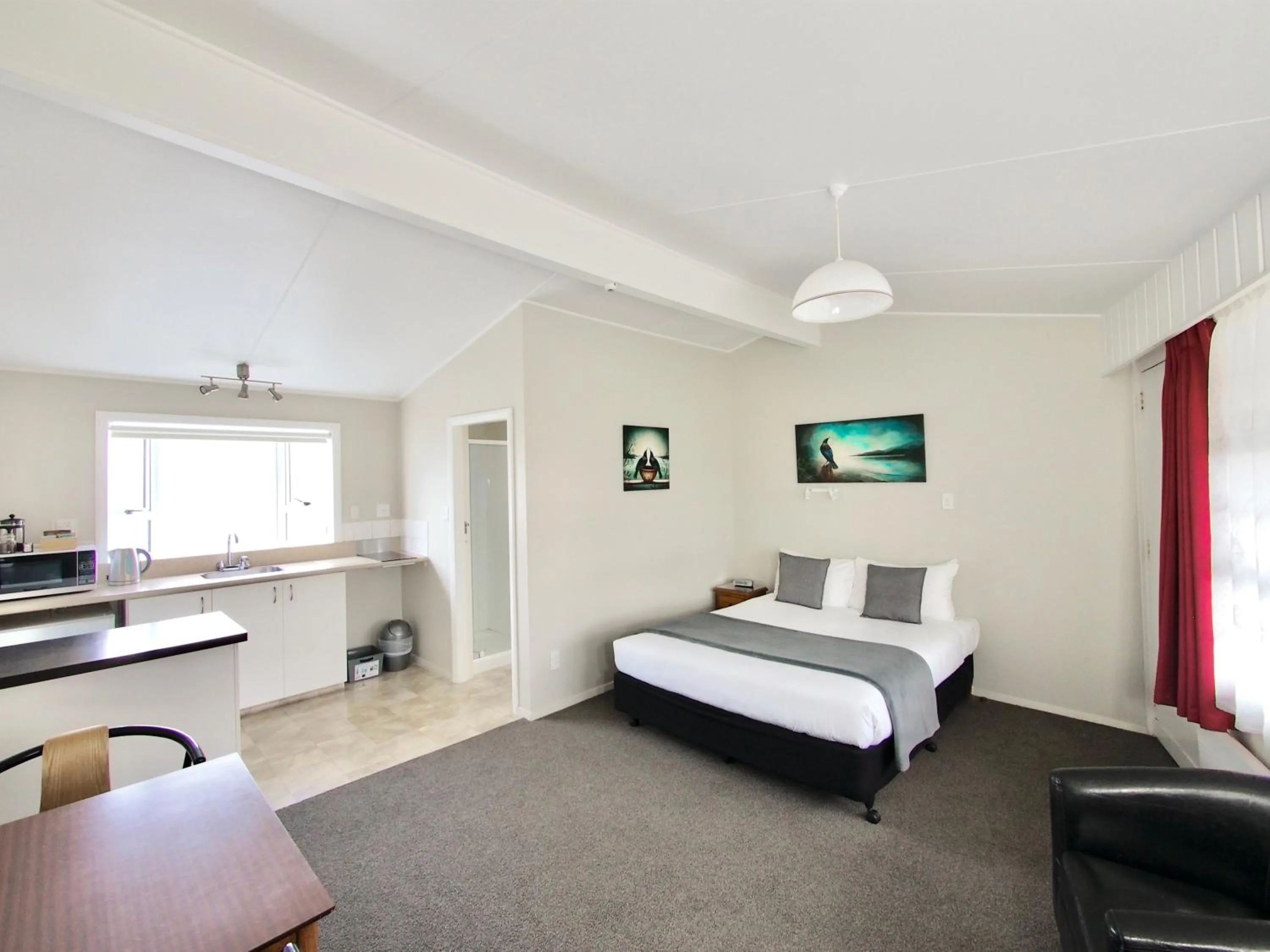 Photo of the whole room, Bed in Riverlodge Motel