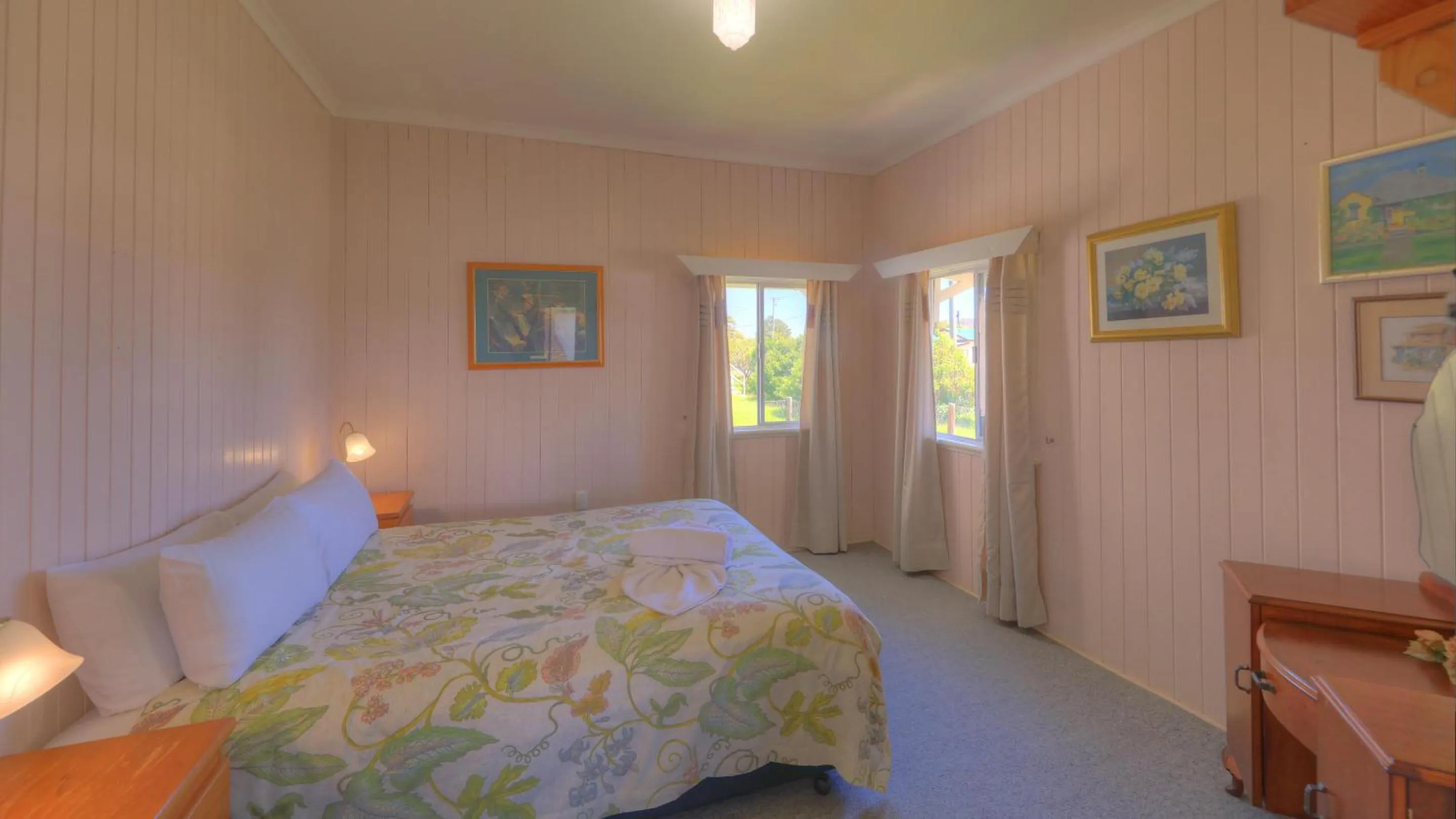 Bed in The Vines Motel & Cottages