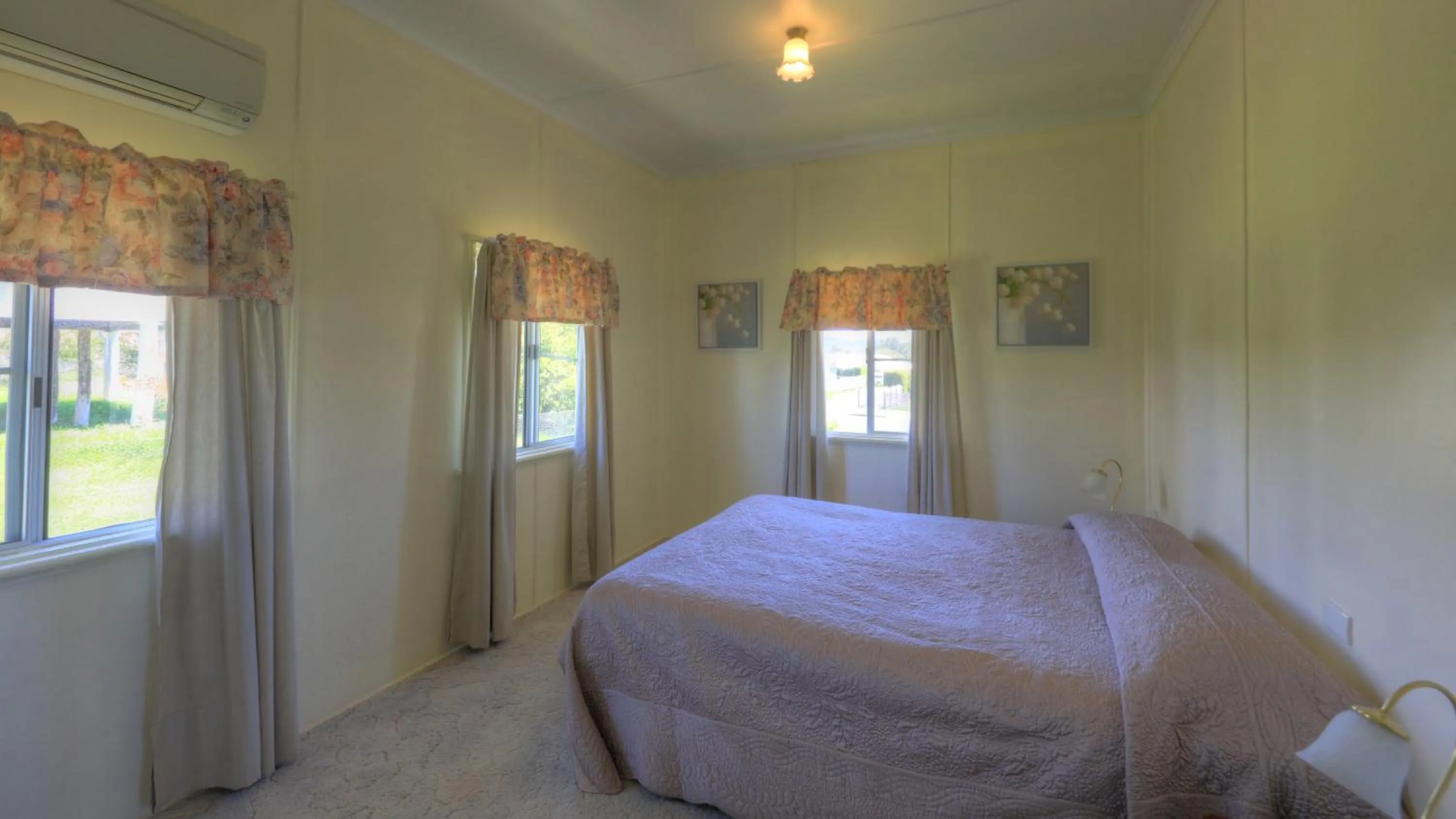 Bed in The Vines Motel & Cottages