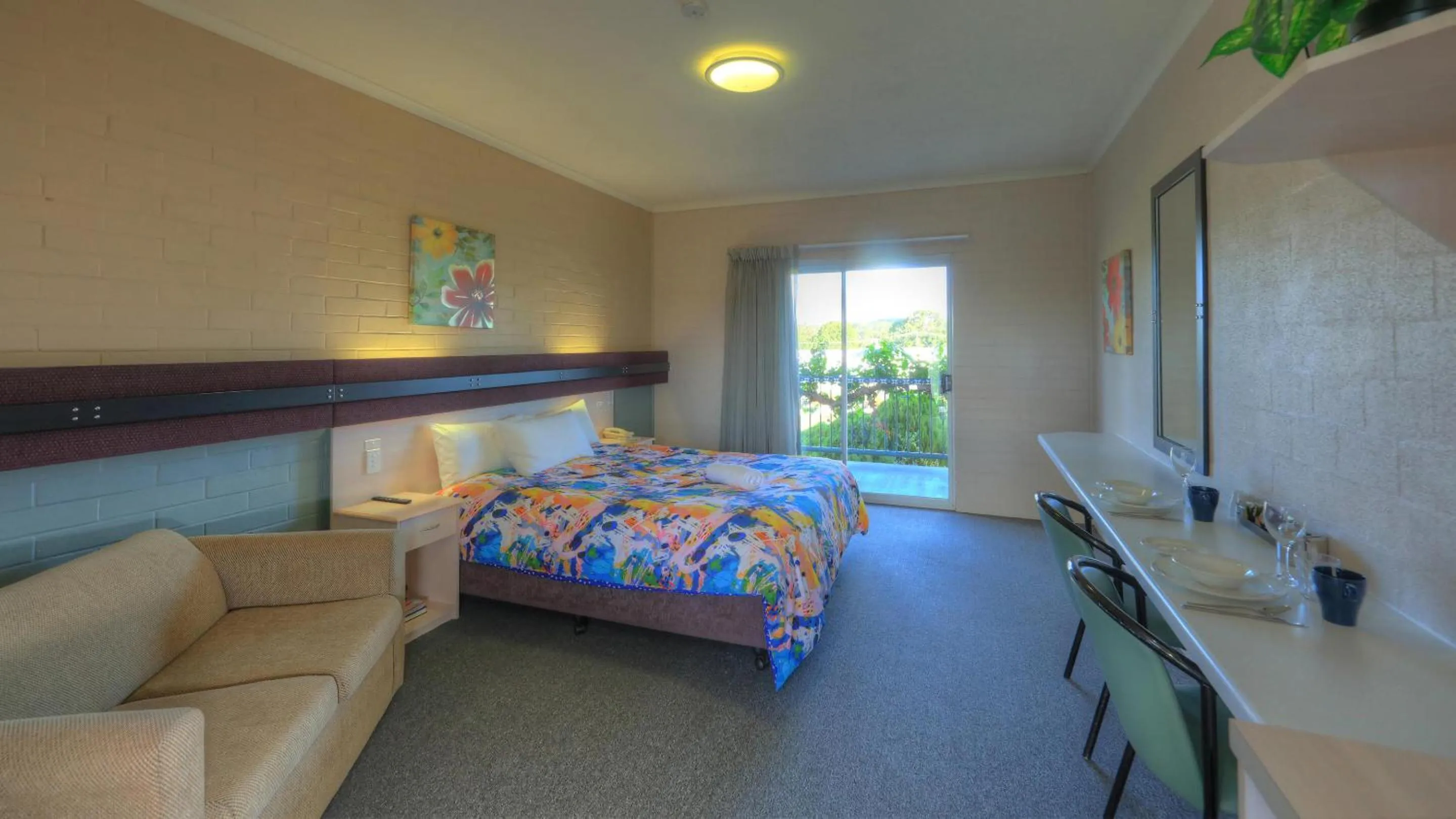 Bed in The Vines Motel & Cottages