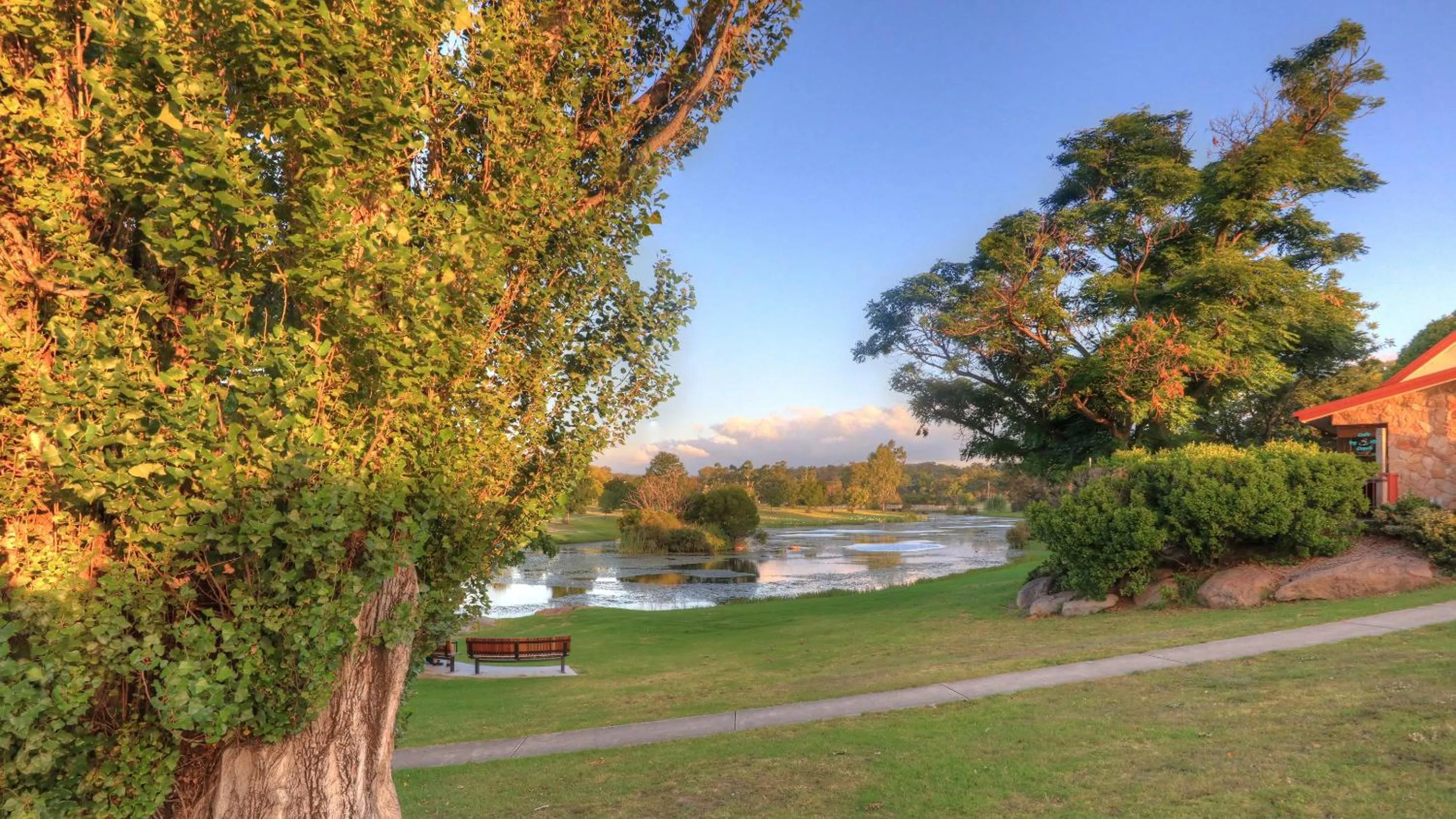 The Vines Motel & Cottages