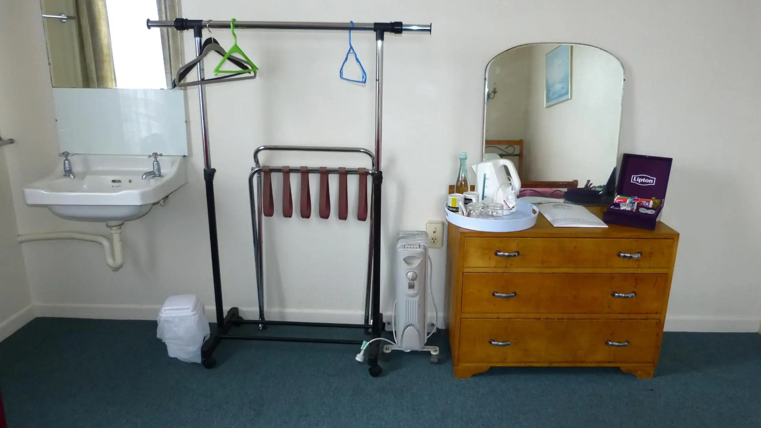 Single Room with Shared Bathroom - single occupancy in The Kentish Hotel Single Room with Shared Bathroom - single occupancy in The Kentish Hotel