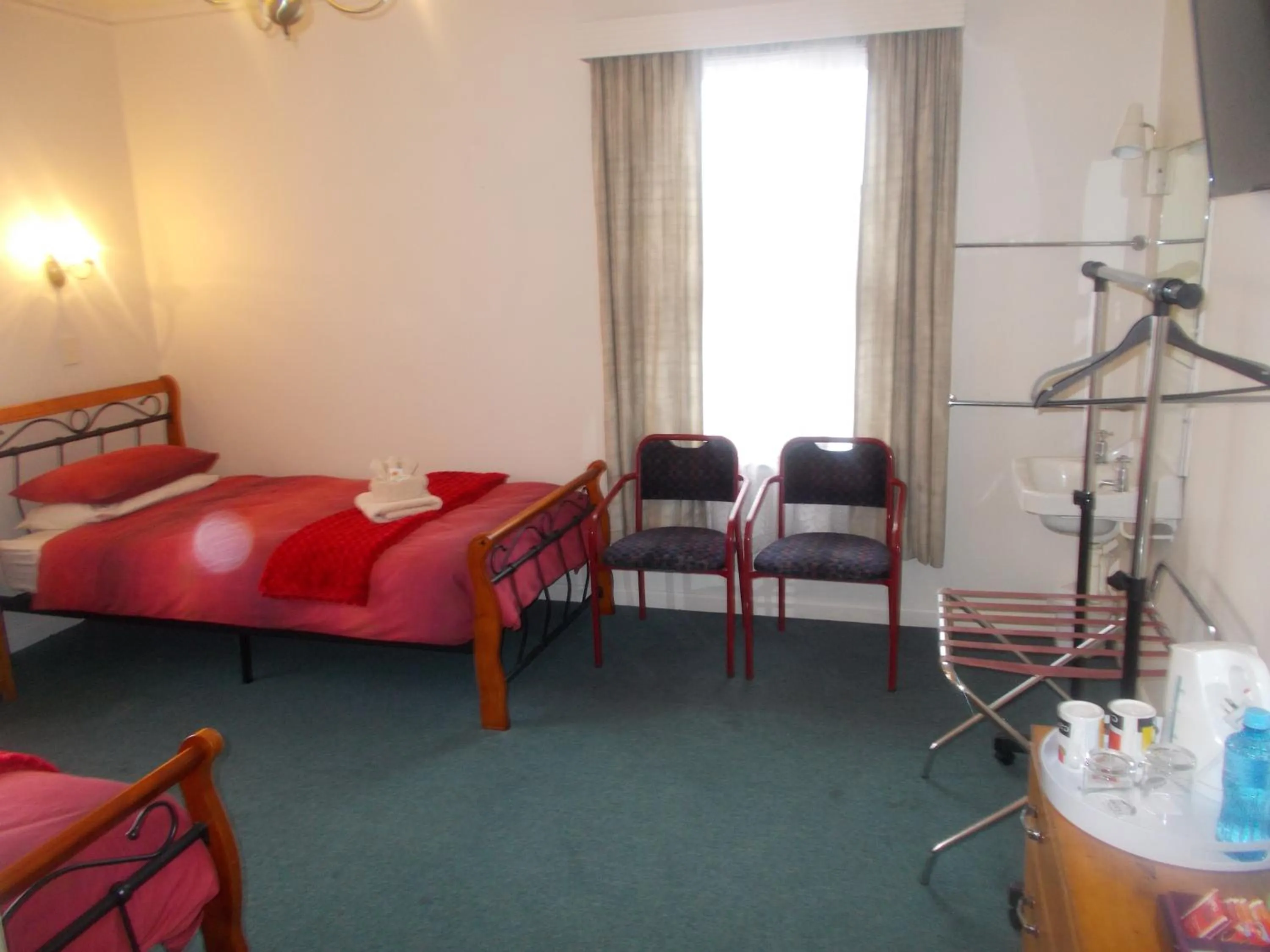 Property building, Bed in The Kentish Hotel