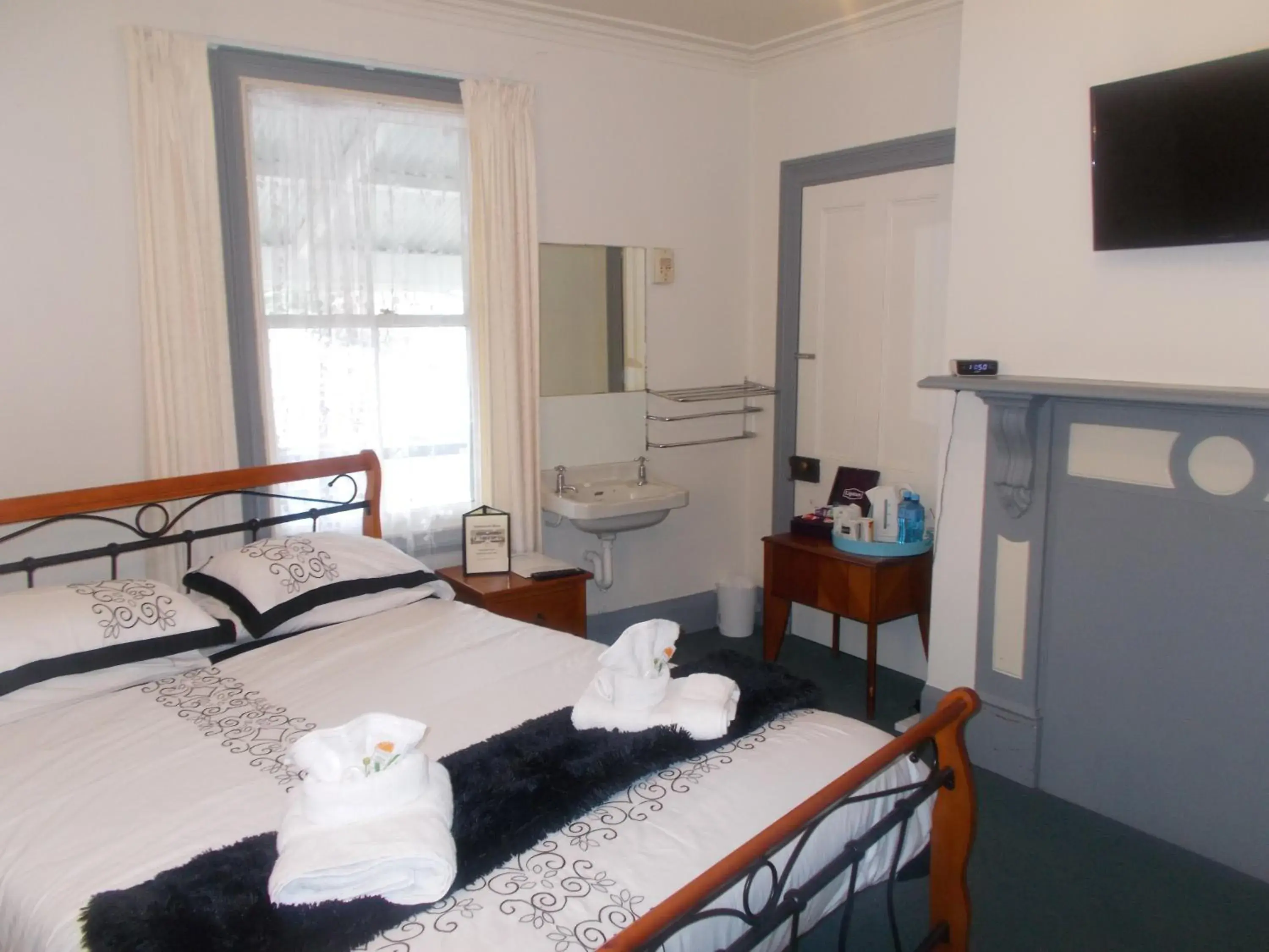 Standard Queen Room with Shared Bathroom in The Kentish Hotel Standard Queen Room with Shared Bathroom in The Kentish Hotel