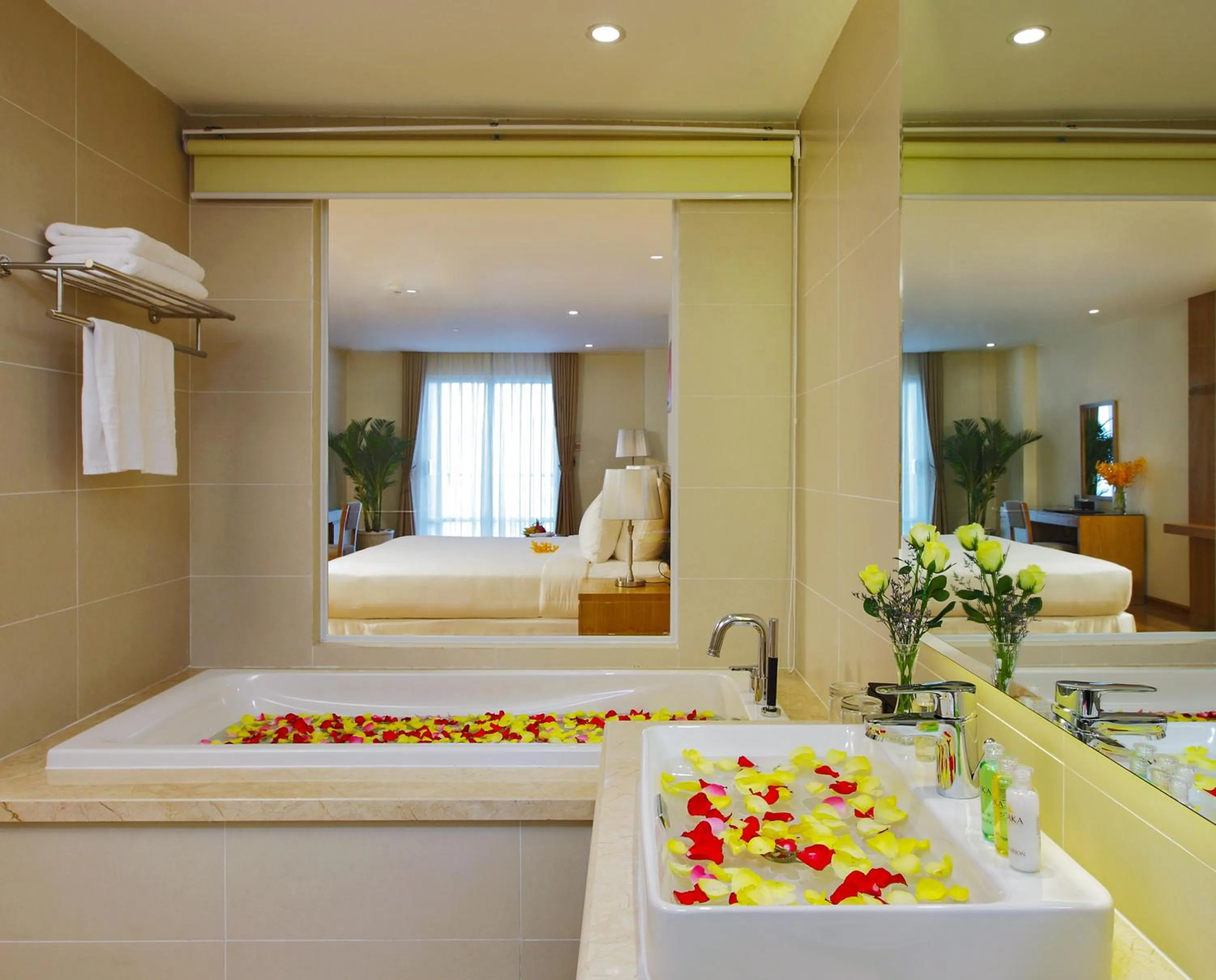 Bath, Bed in Rosaka Nha Trang Hotel