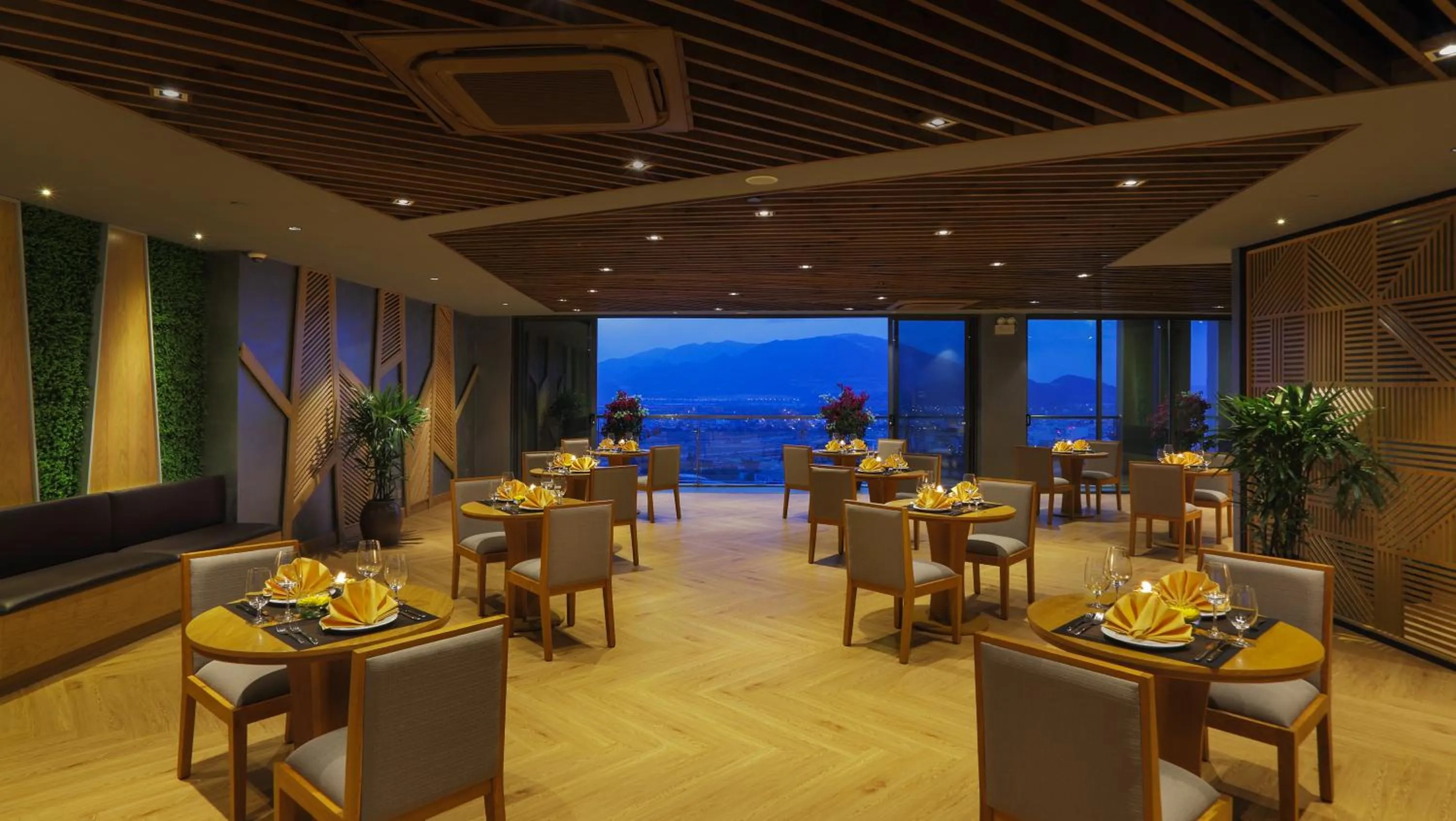 Restaurant/places to eat in Rosaka Nha Trang Hotel