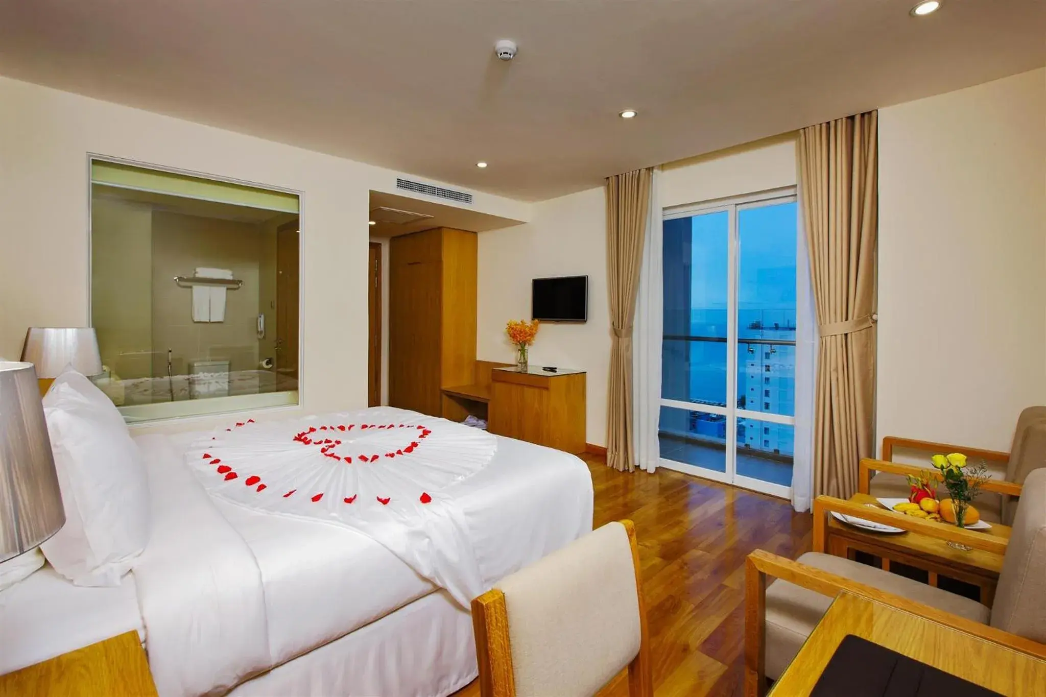 Deluxe Double Room in Rosaka Nha Trang Hotel Deluxe Double Room in Rosaka Nha Trang Hotel