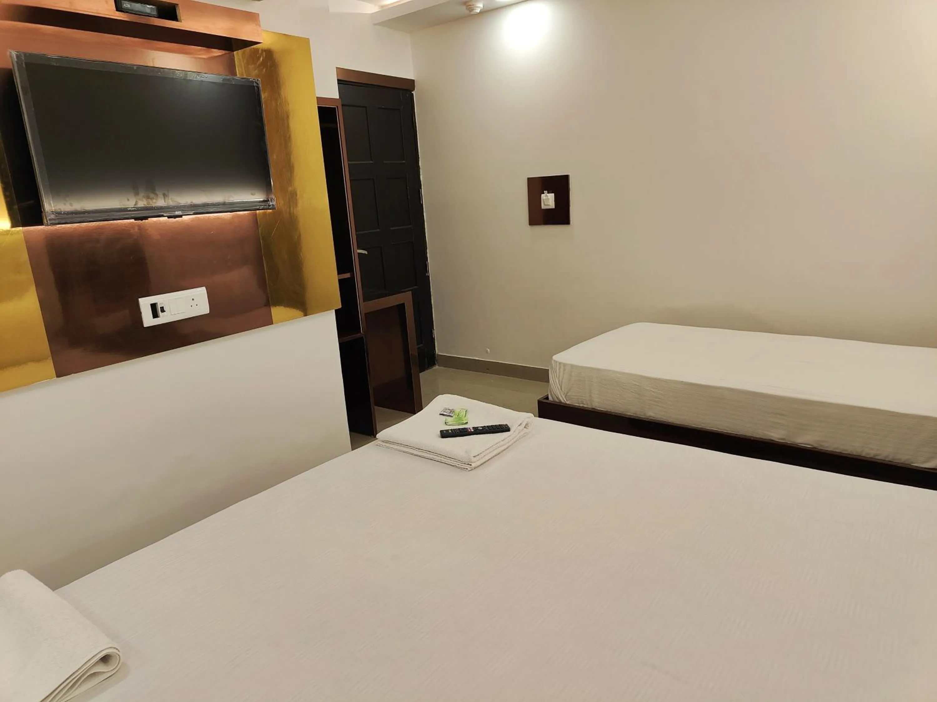 Photo of the whole room, Bed in Hotel Apple Villa - New Delhi