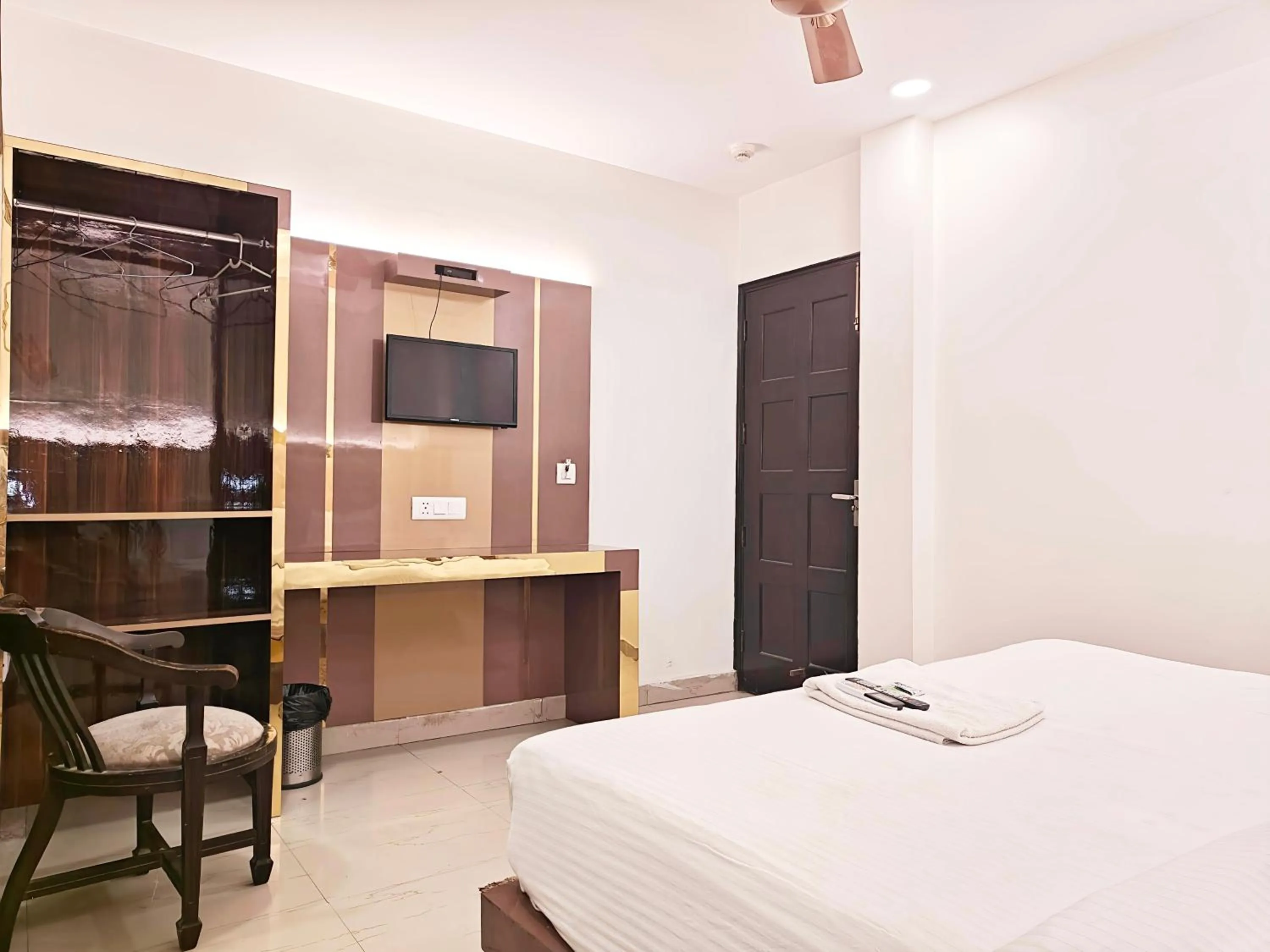 TV and multimedia, Bed in Hotel Apple Villa - New Delhi