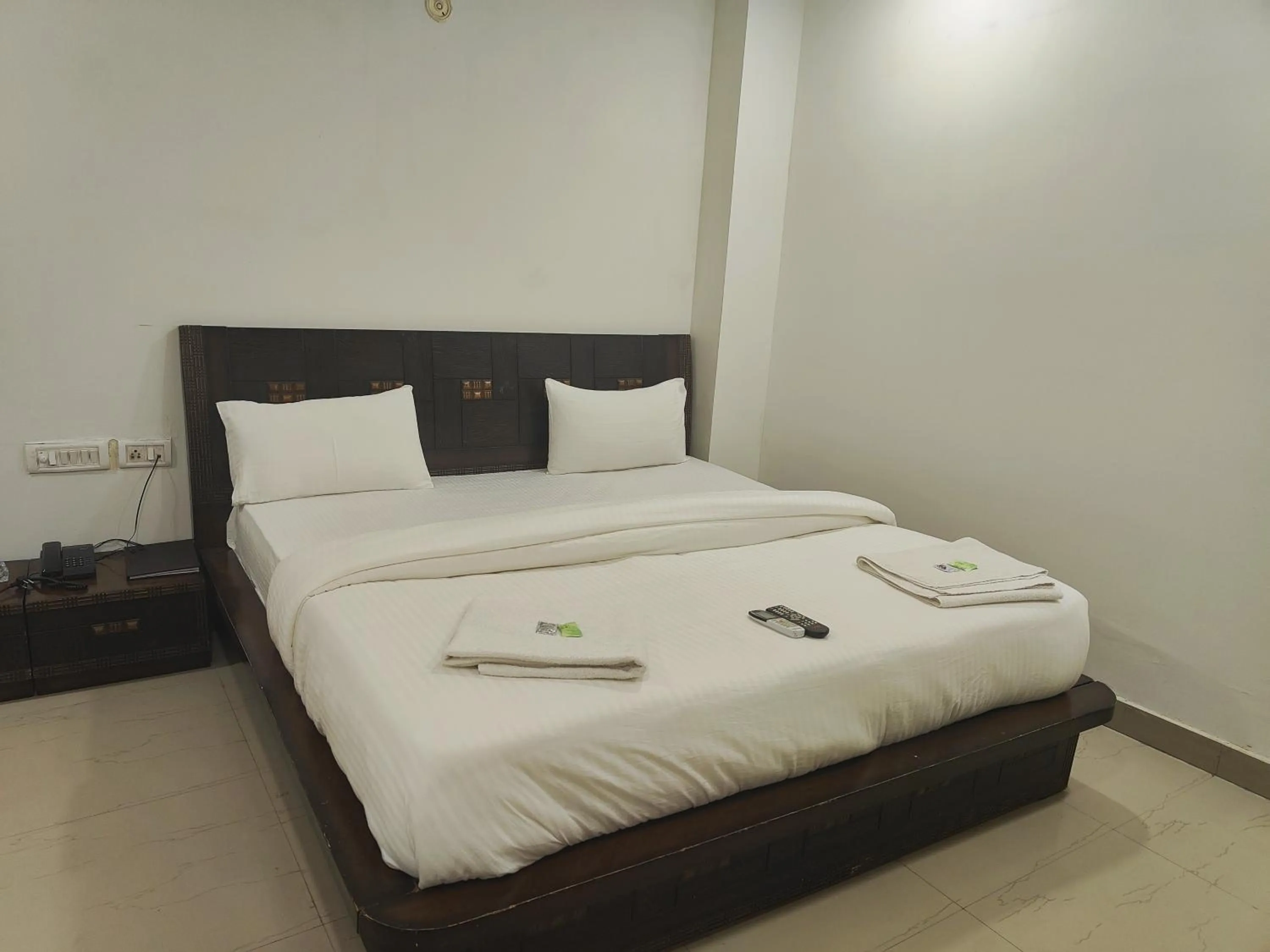 Bedroom, Bed in Hotel Apple Villa - New Delhi
