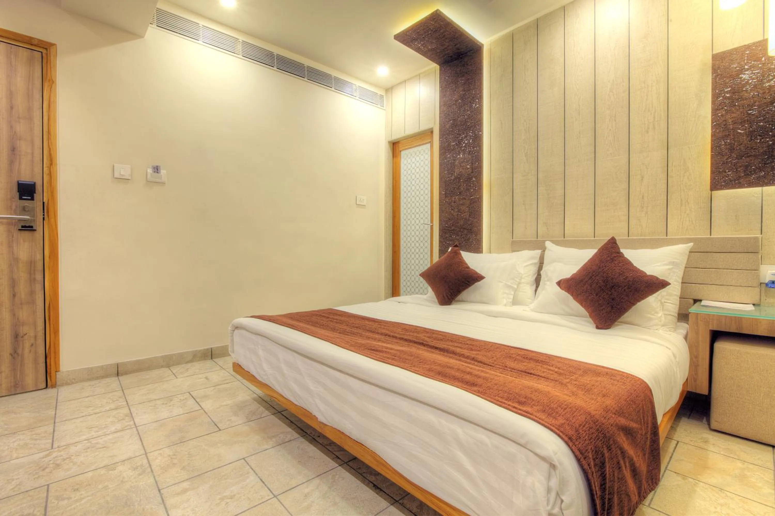 Bedroom, Bed in Scenaria Hotel - Navrangpura, Ahmedabad