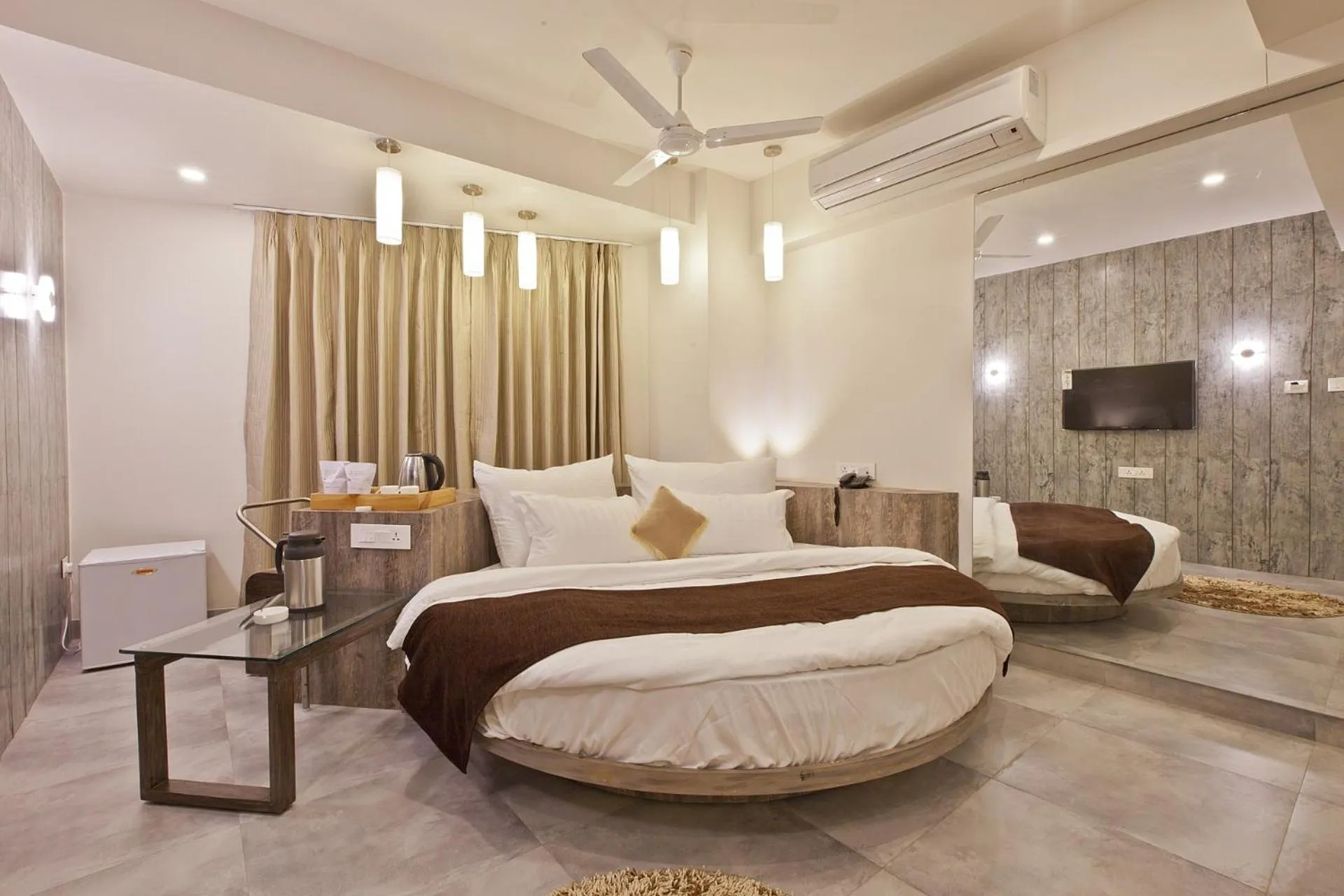 TV and multimedia, Bed in Scenaria Hotel - Navrangpura, Ahmedabad