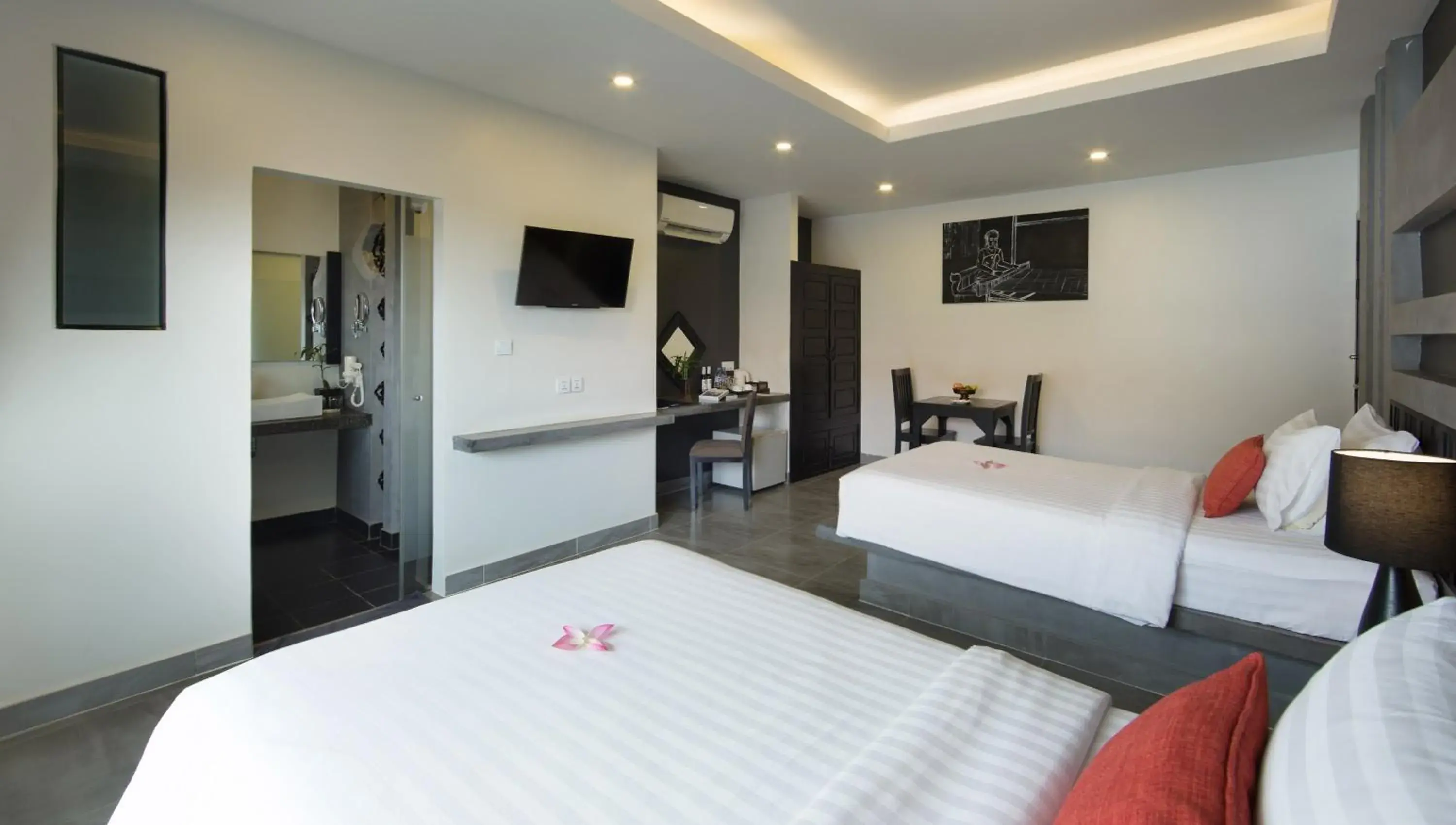 Shower, Bed in Central Suite Residence Shower, Bed in Central Suite Residence
