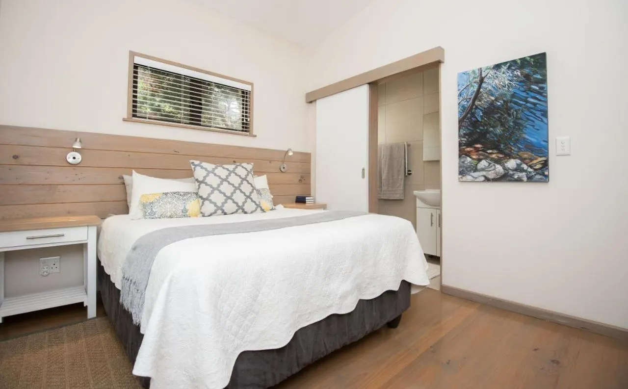 Photo of the whole room, Bed in Kamma-Otter