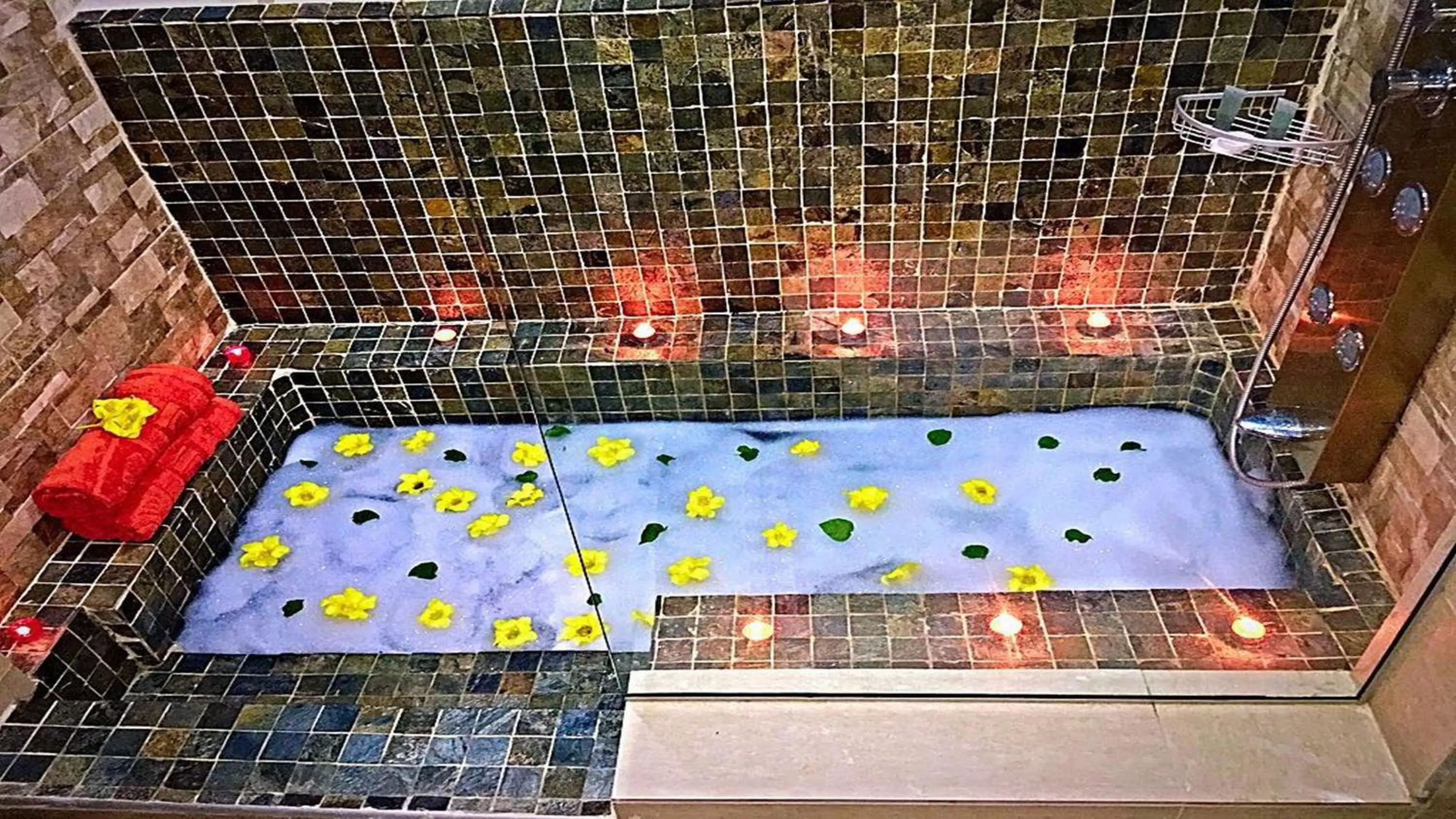 Shower in Ocean Villas Apart Hotel