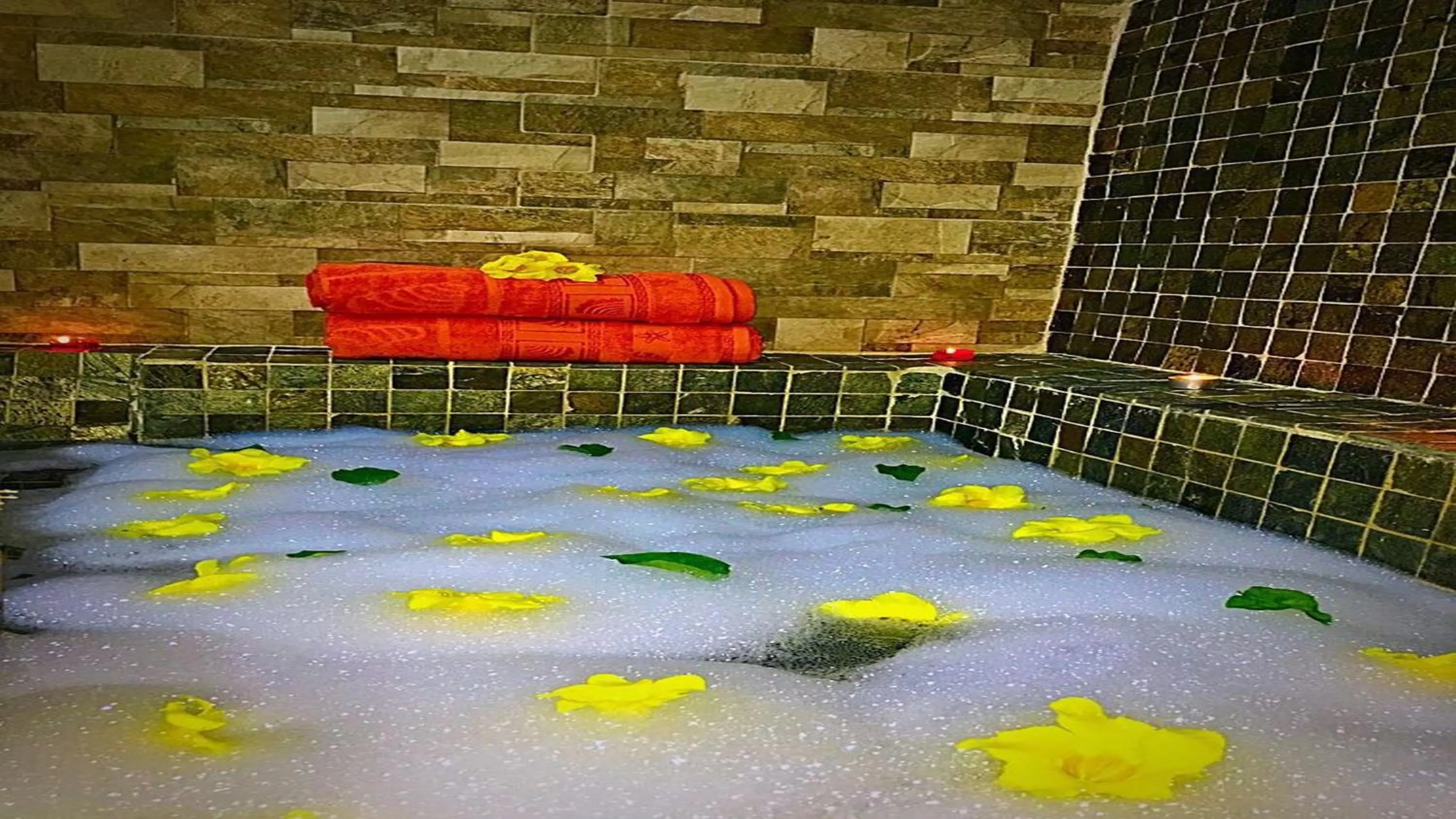 Shower in Ocean Villas Apart Hotel