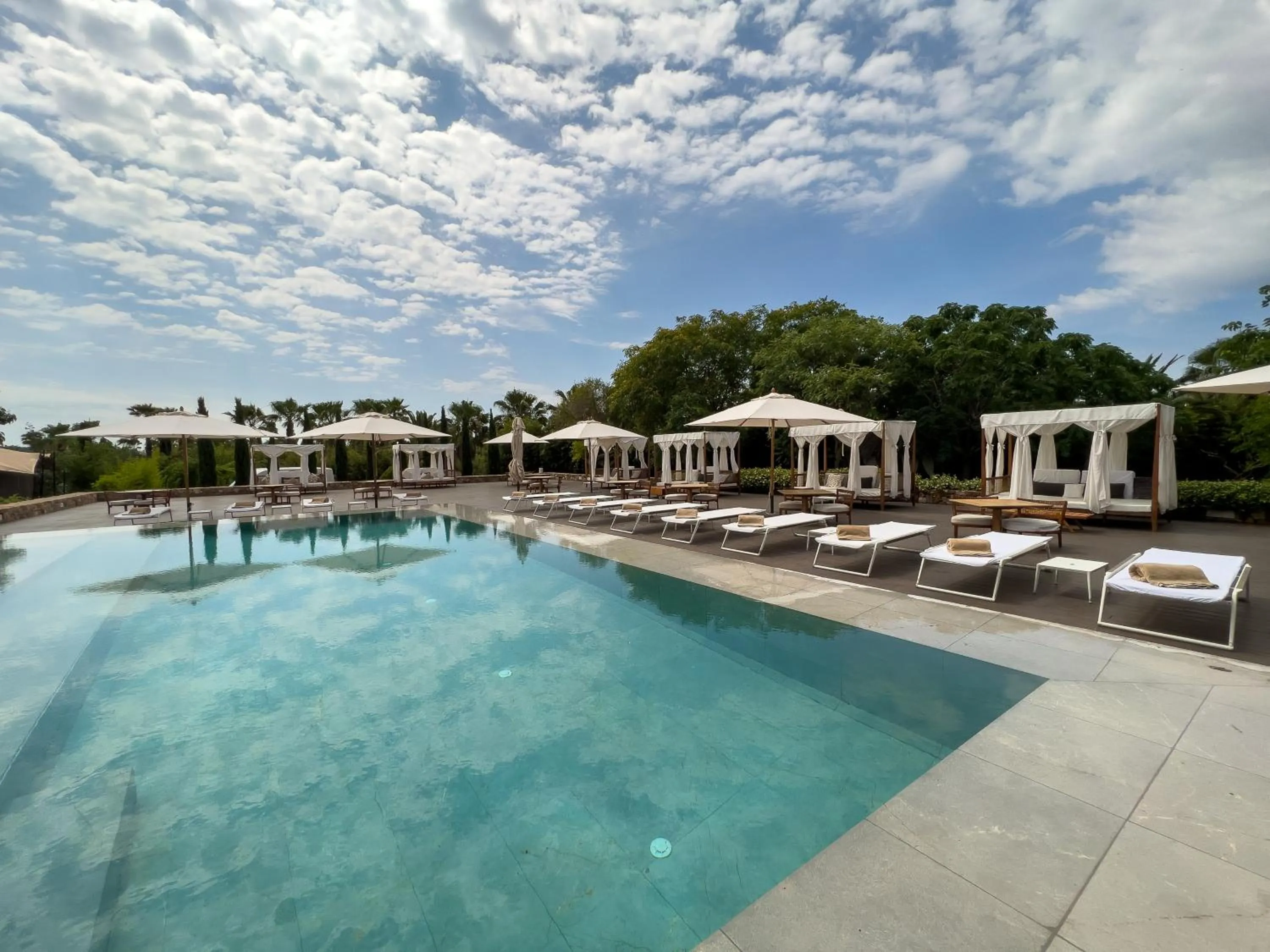 Swimming pool in Hotel Rural Xereca